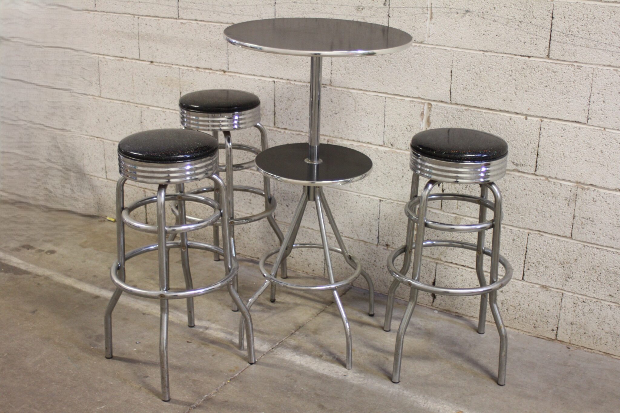 ensemble-mange-debout-et-ses-tabourets-hauts-pivotants-mobilier-brocante-occasion-emmaus-scherwiller-etikette (2)