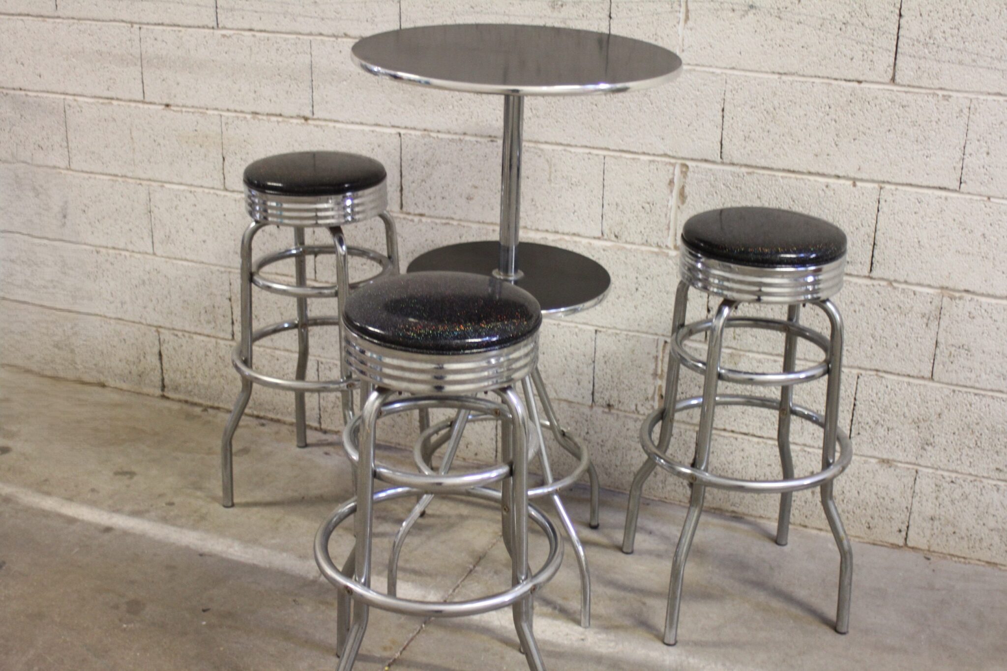 ensemble-mange-debout-et-ses-tabourets-hauts-pivotants-mobilier-brocante-occasion-emmaus-scherwiller-etikette (3)