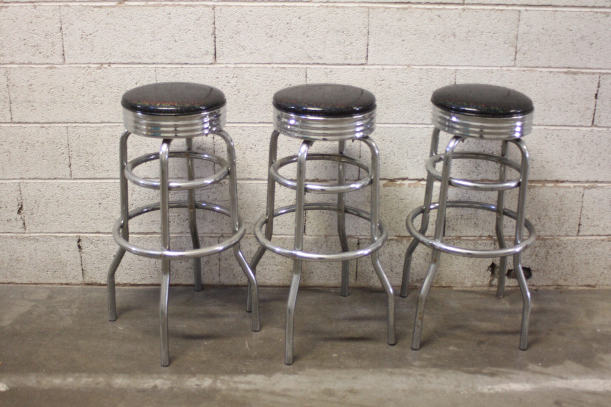ensemble-mange-debout-et-ses-tabourets-hauts-pivotants-mobilier-brocante-occasion-emmaus-scherwiller-etikette (4)
