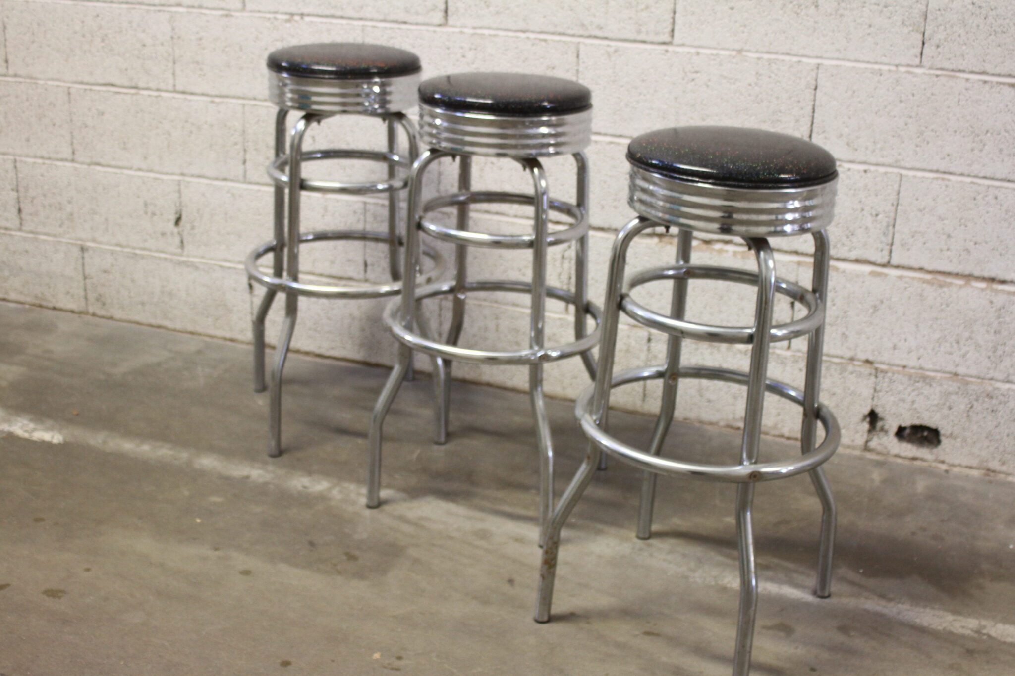 ensemble-mange-debout-et-ses-tabourets-hauts-pivotants-mobilier-brocante-occasion-emmaus-scherwiller-etikette (6)