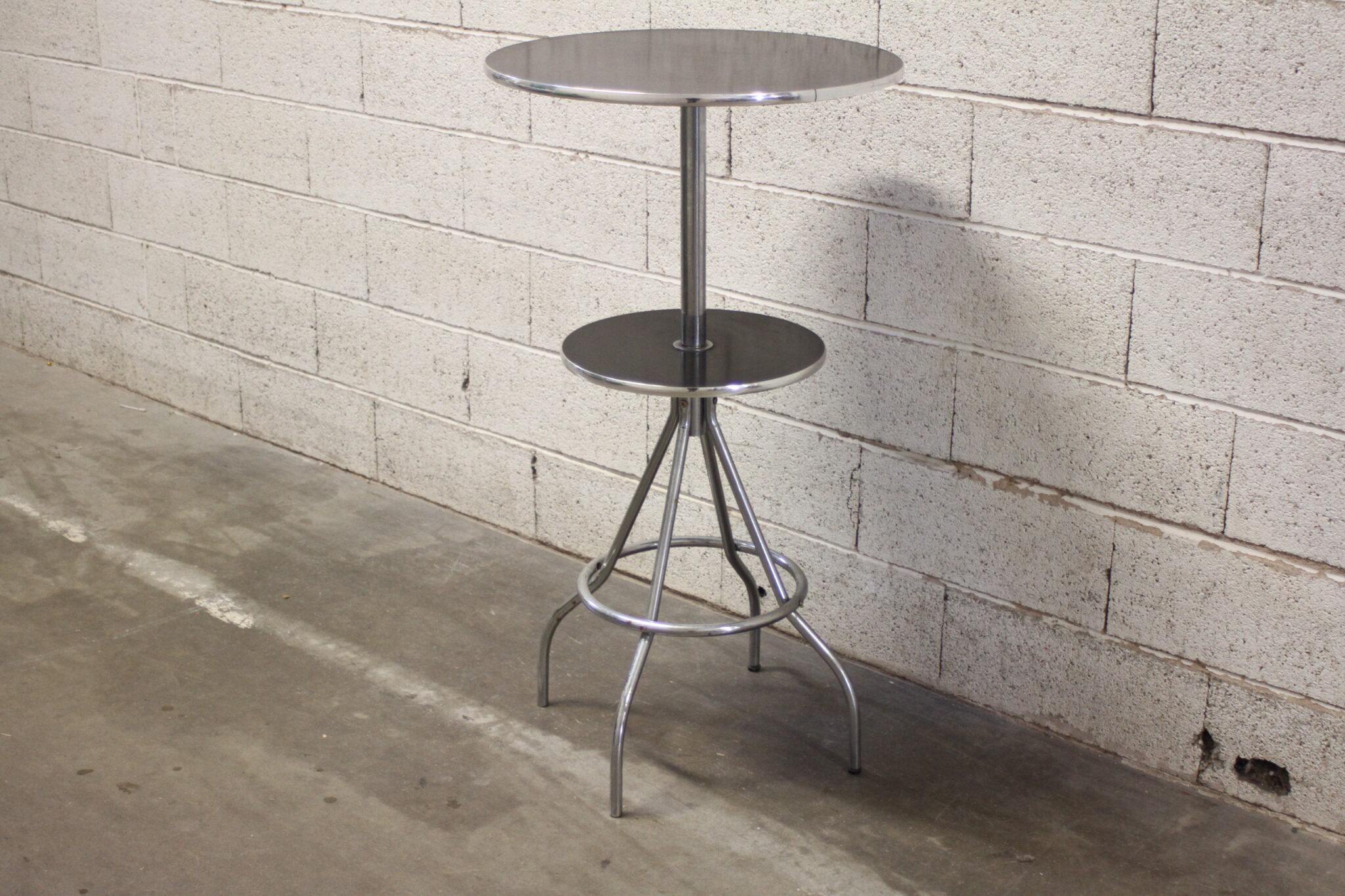 ensemble-mange-debout-et-ses-tabourets-hauts-pivotants-mobilier-brocante-occasion-emmaus-scherwiller-etikette (7)