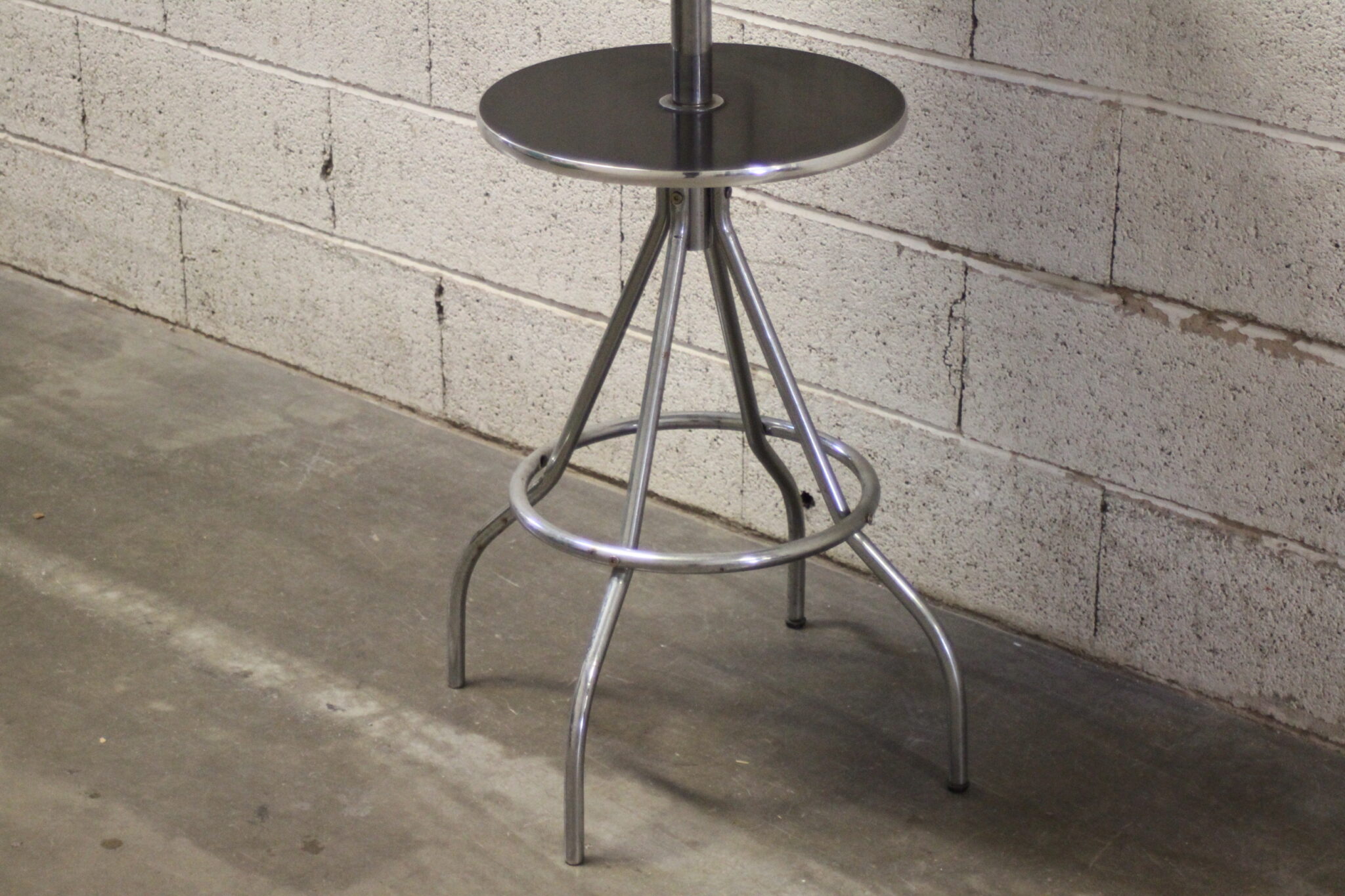 ensemble-mange-debout-et-ses-tabourets-hauts-pivotants-mobilier-brocante-occasion-emmaus-scherwiller-etikette (8)