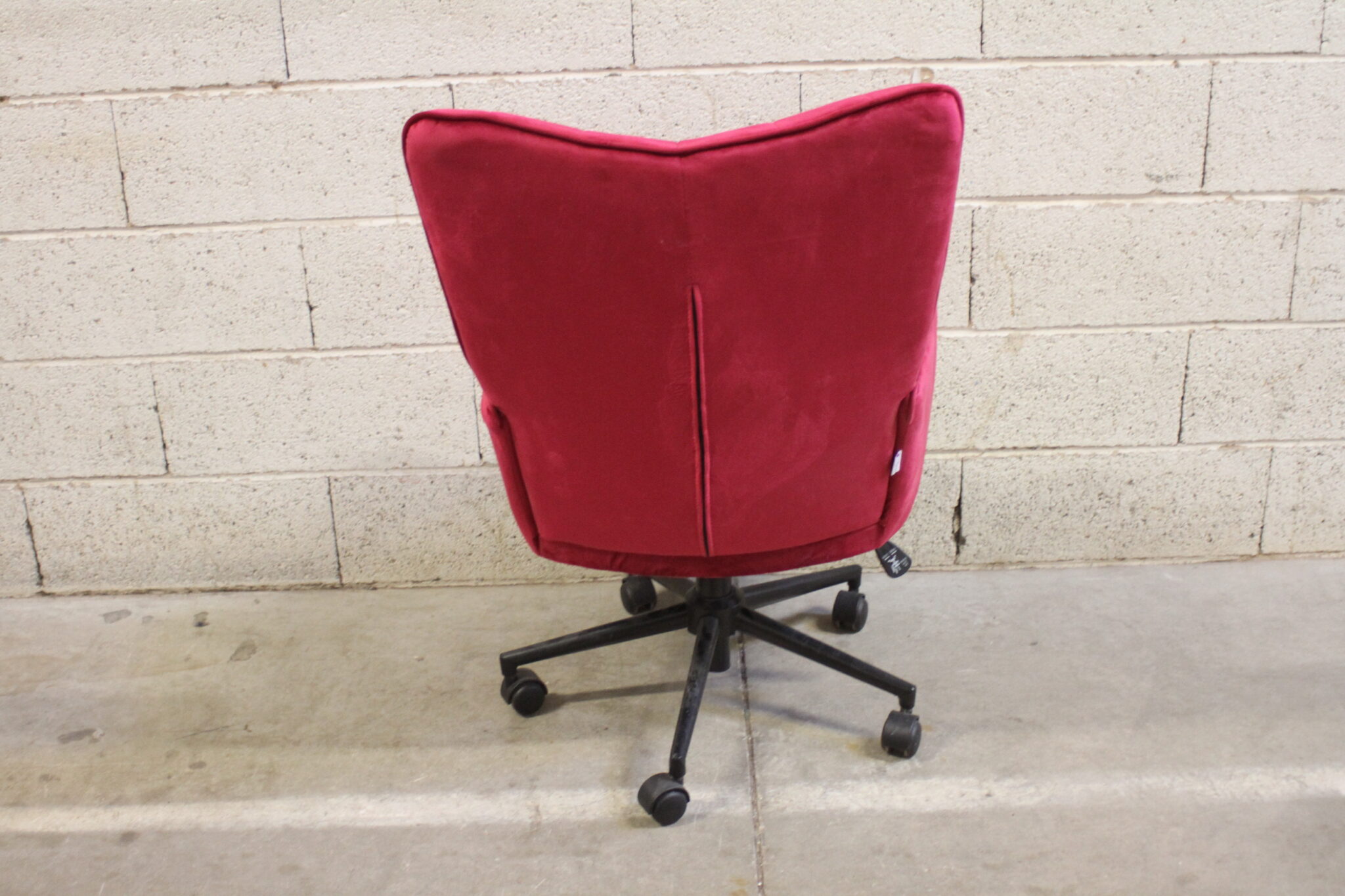 fauteuil-bureau-visaXL-sur-roulettes-tissu-velours-rose-mobilier-brocante-occasion-emmaus-scherwiller-etikette (1)