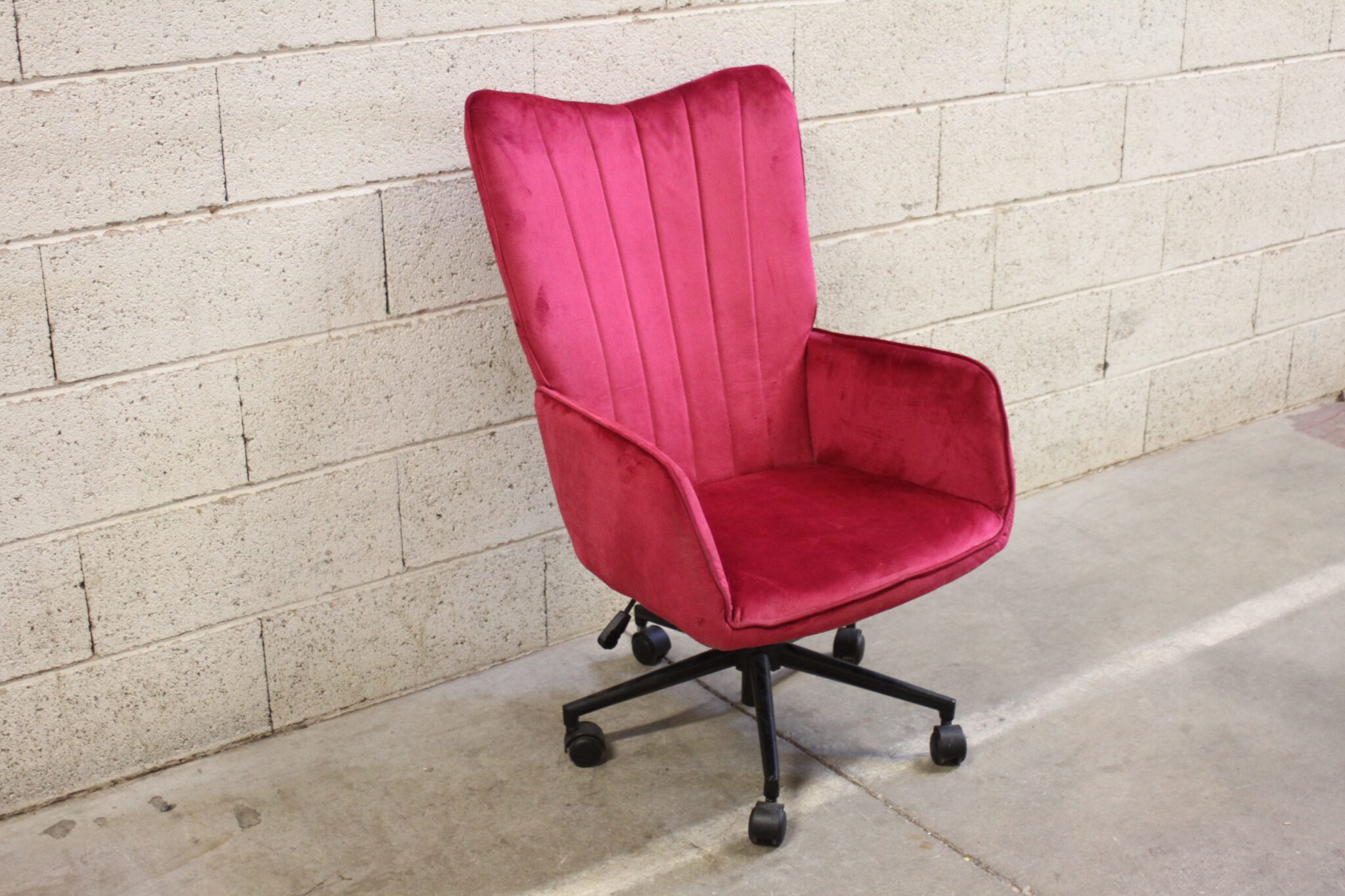 fauteuil-bureau-visaXL-sur-roulettes-tissu-velours-rose-mobilier-brocante-occasion-emmaus-scherwiller-etikette (2)