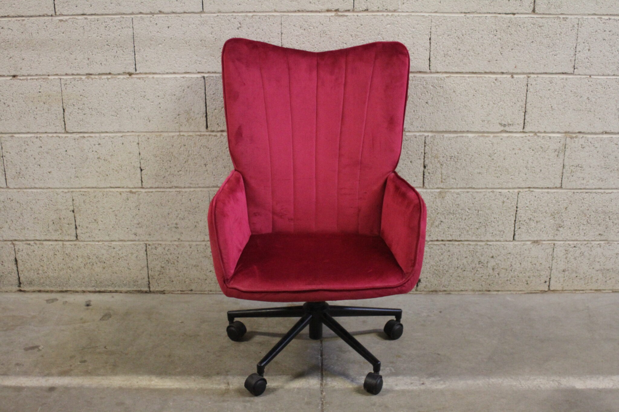 fauteuil-bureau-visaXL-sur-roulettes-tissu-velours-rose-mobilier-brocante-occasion-emmaus-scherwiller-etikette (3)