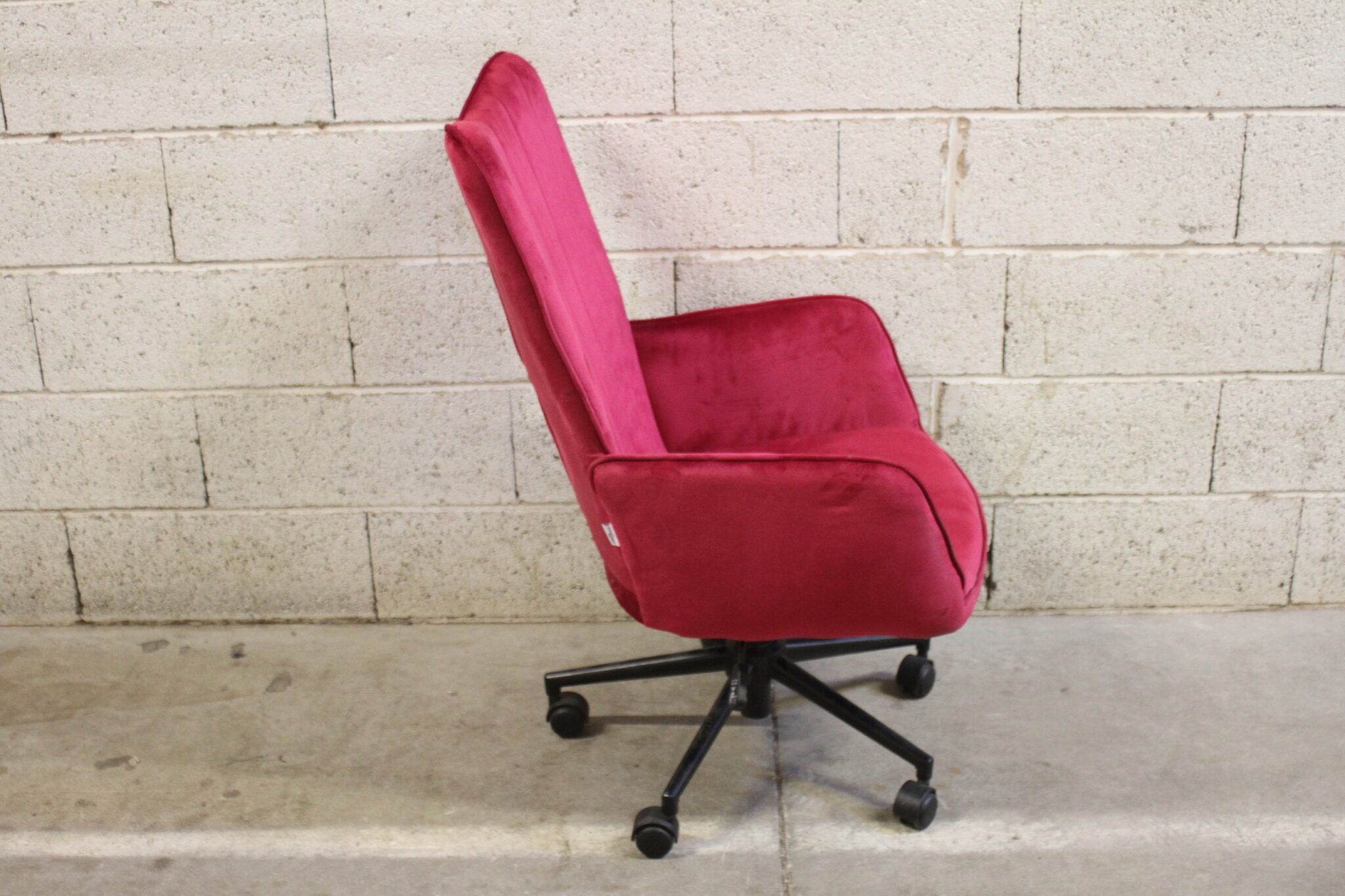 fauteuil-bureau-visaXL-sur-roulettes-tissu-velours-rose-mobilier-brocante-occasion-emmaus-scherwiller-etikette (4)