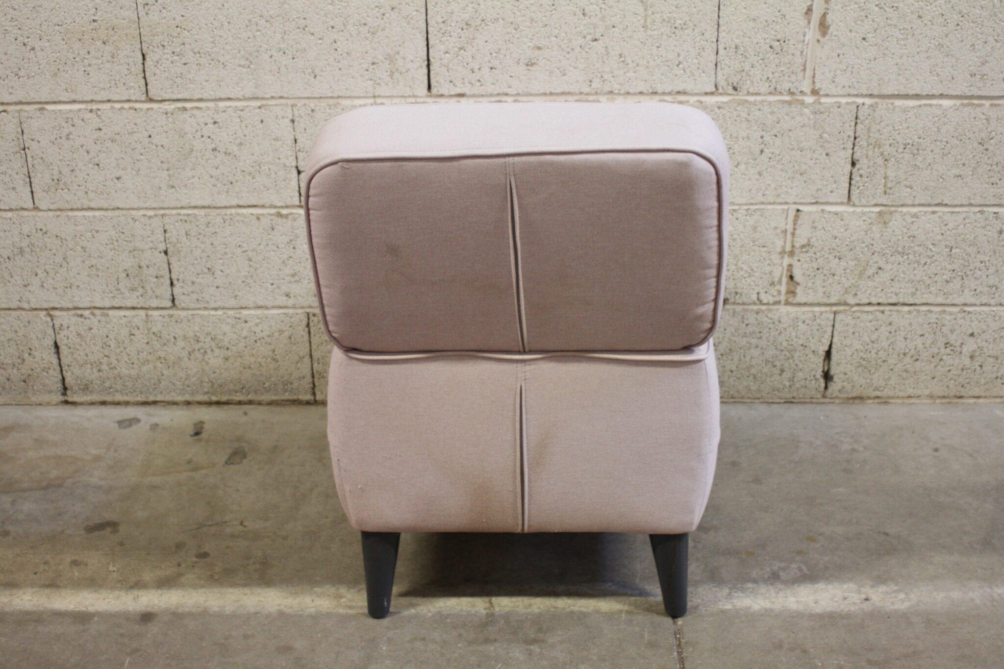 fauteuil-d'appoint-detente-en-mousse-et-tissu-rose-clair-sur-pieds-en-bois-noir-mobilier-brocante-occasion-emmaus-scherwiller-etikette (1)