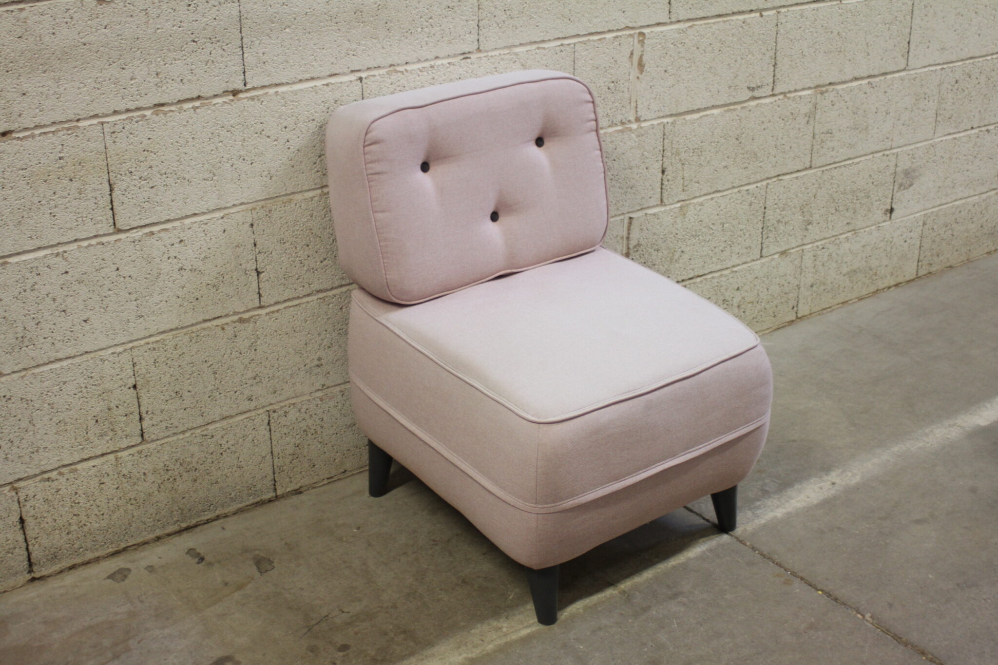 fauteuil-d'appoint-detente-en-mousse-et-tissu-rose-clair-sur-pieds-en-bois-noir-mobilier-brocante-occasion-emmaus-scherwiller-etikette (2)