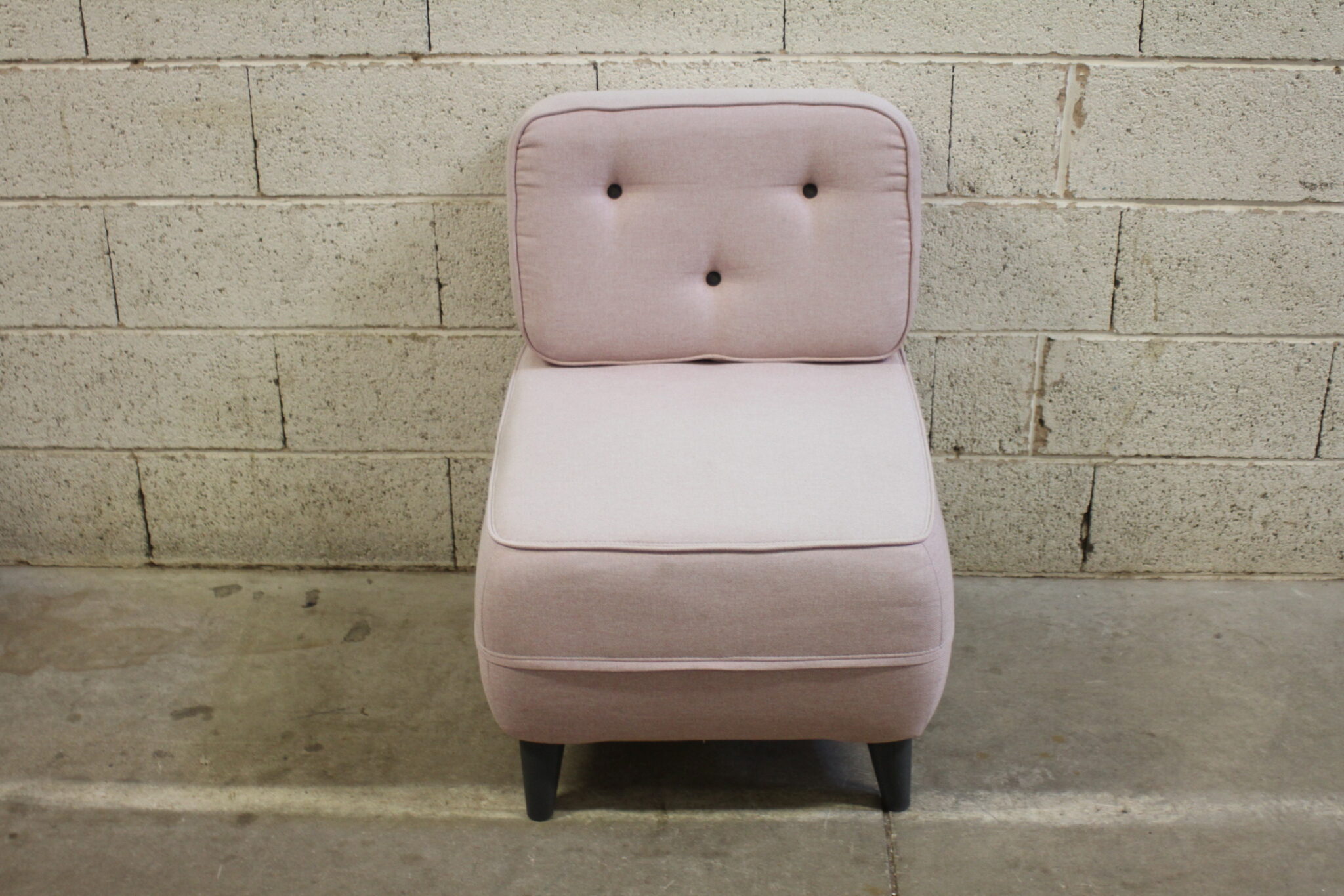 fauteuil-d'appoint-detente-en-mousse-et-tissu-rose-clair-sur-pieds-en-bois-noir-mobilier-brocante-occasion-emmaus-scherwiller-etikette (3)