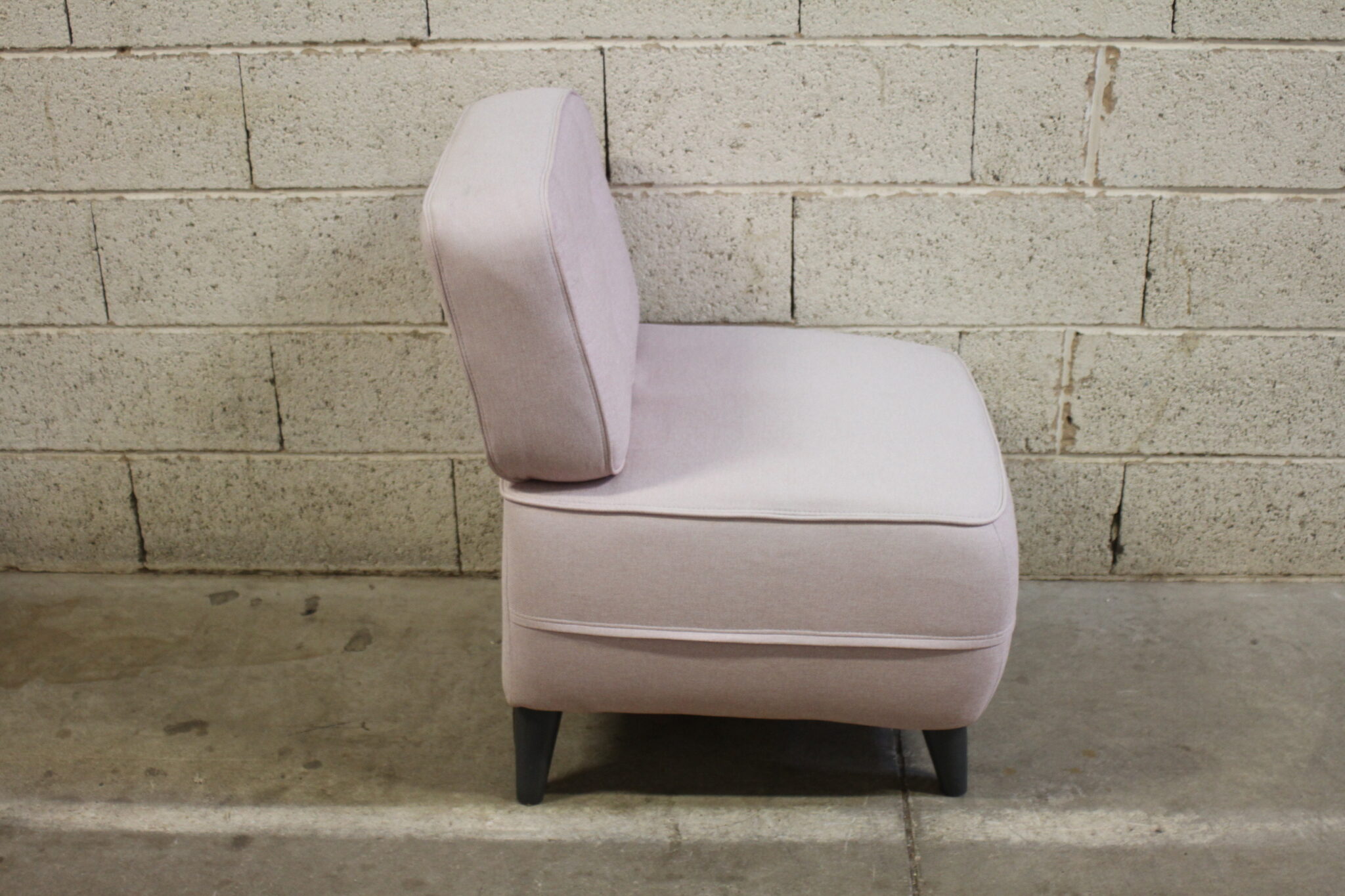 fauteuil-d'appoint-detente-en-mousse-et-tissu-rose-clair-sur-pieds-en-bois-noir-mobilier-brocante-occasion-emmaus-scherwiller-etikette (4)