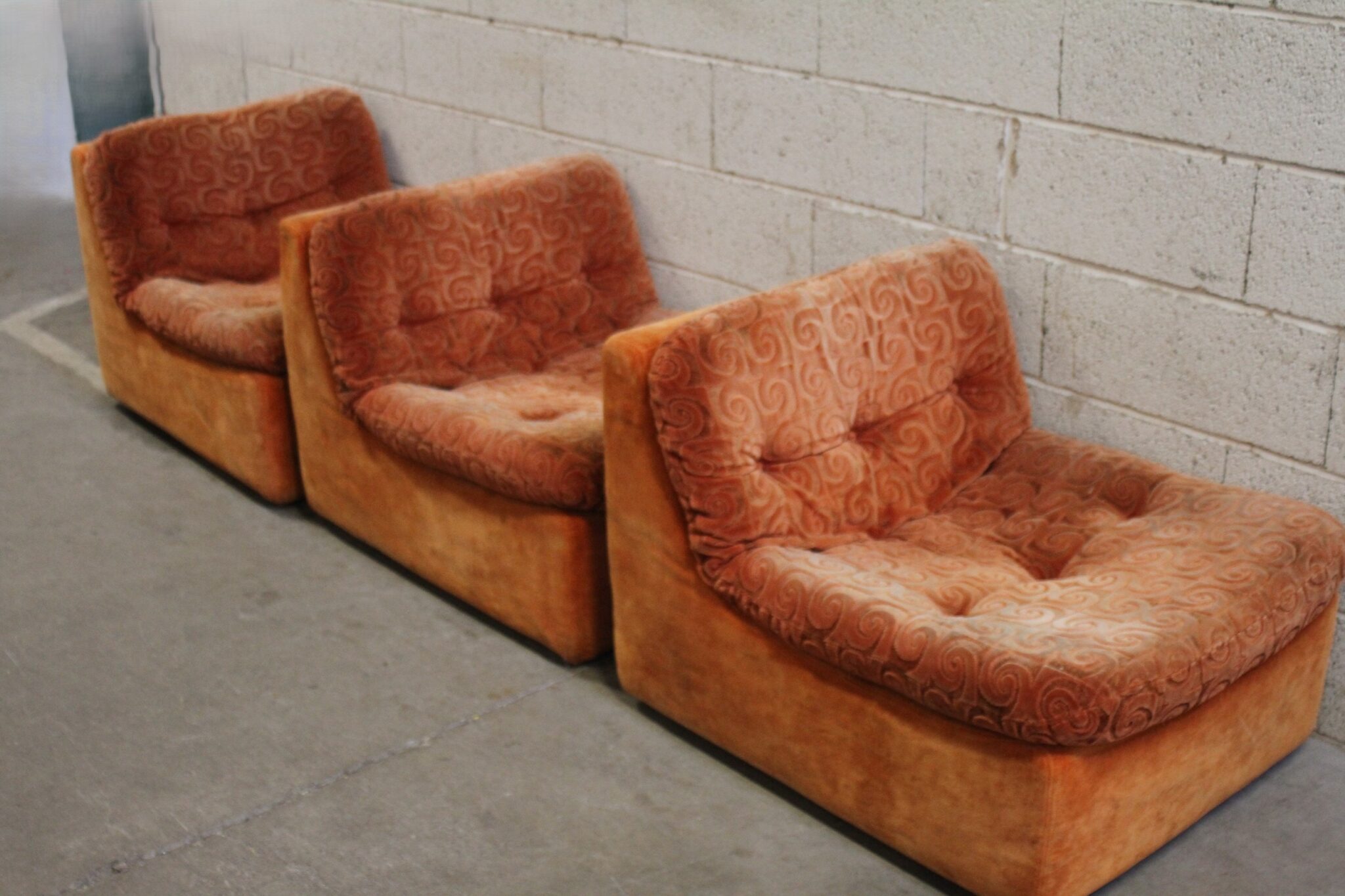 fauteuils-modulables-vintage-tissu-velours-orange-annees-70-mobilier-brocante-occasion-emmaus-scherwiller-etikette (1)