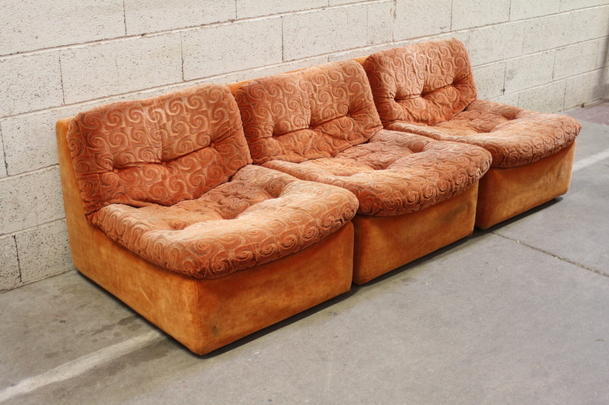 fauteuils-modulables-vintage-tissu-velours-orange-annees-70-mobilier-brocante-occasion-emmaus-scherwiller-etikette (2)