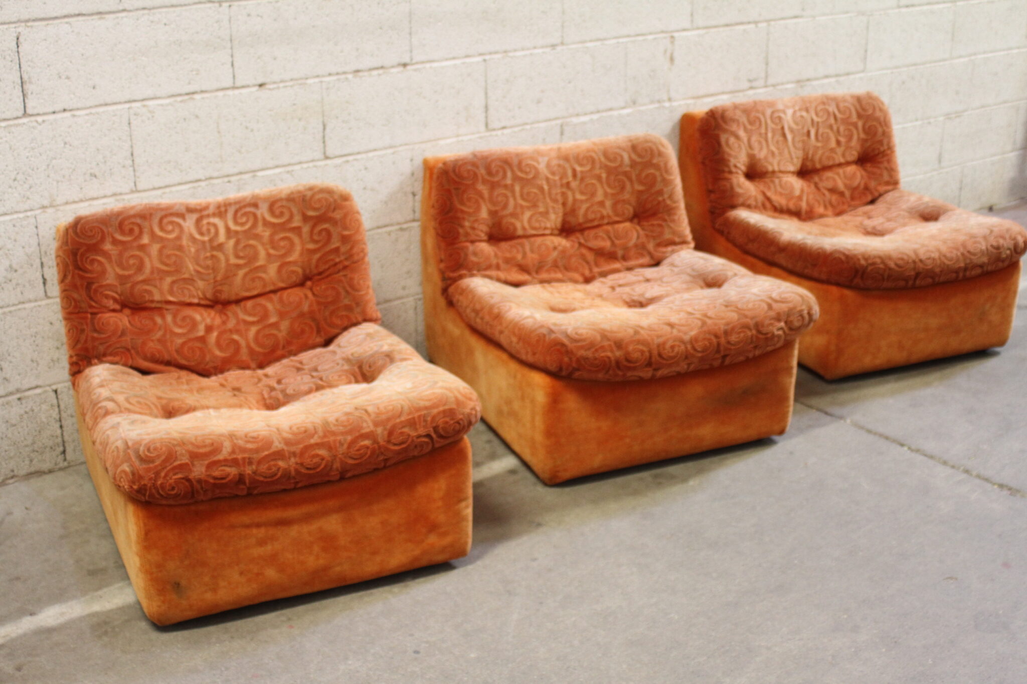 fauteuils-modulables-vintage-tissu-velours-orange-annees-70-mobilier-brocante-occasion-emmaus-scherwiller-etikette (3)