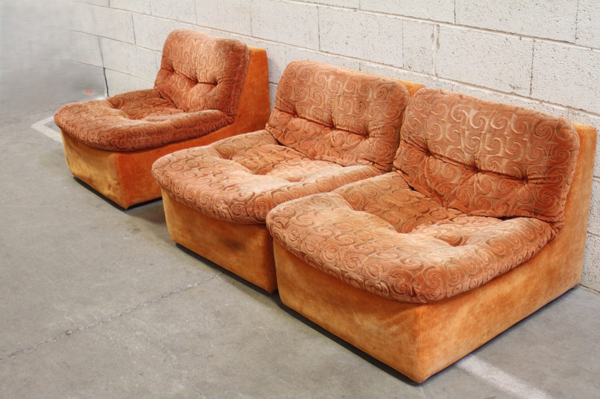 fauteuils-modulables-vintage-tissu-velours-orange-annees-70-mobilier-brocante-occasion-emmaus-scherwiller-etikette (4)