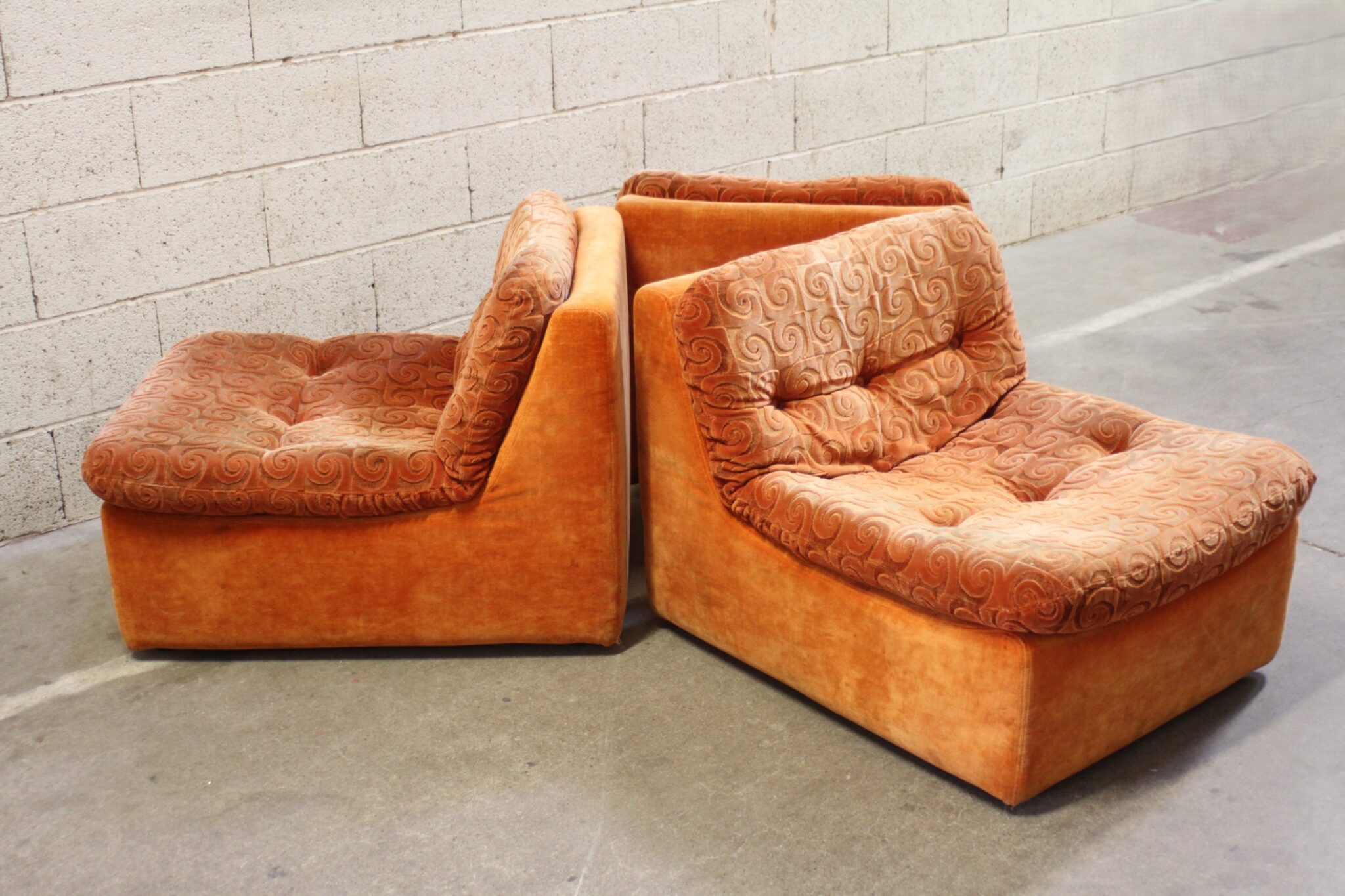 fauteuils-modulables-vintage-tissu-velours-orange-annees-70-mobilier-brocante-occasion-emmaus-scherwiller-etikette (5)