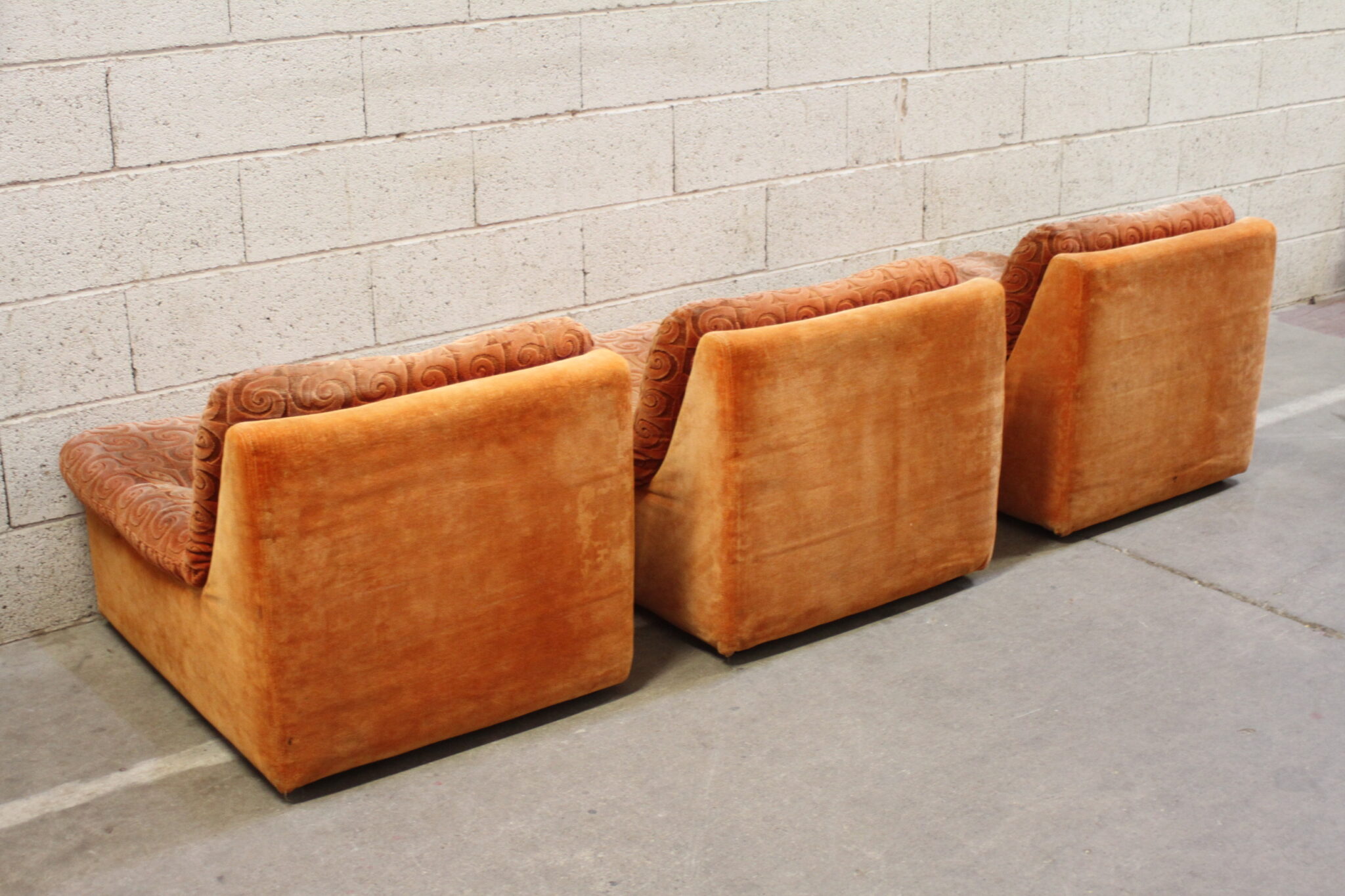fauteuils-modulables-vintage-tissu-velours-orange-annees-70-mobilier-brocante-occasion-emmaus-scherwiller-etikette (6)