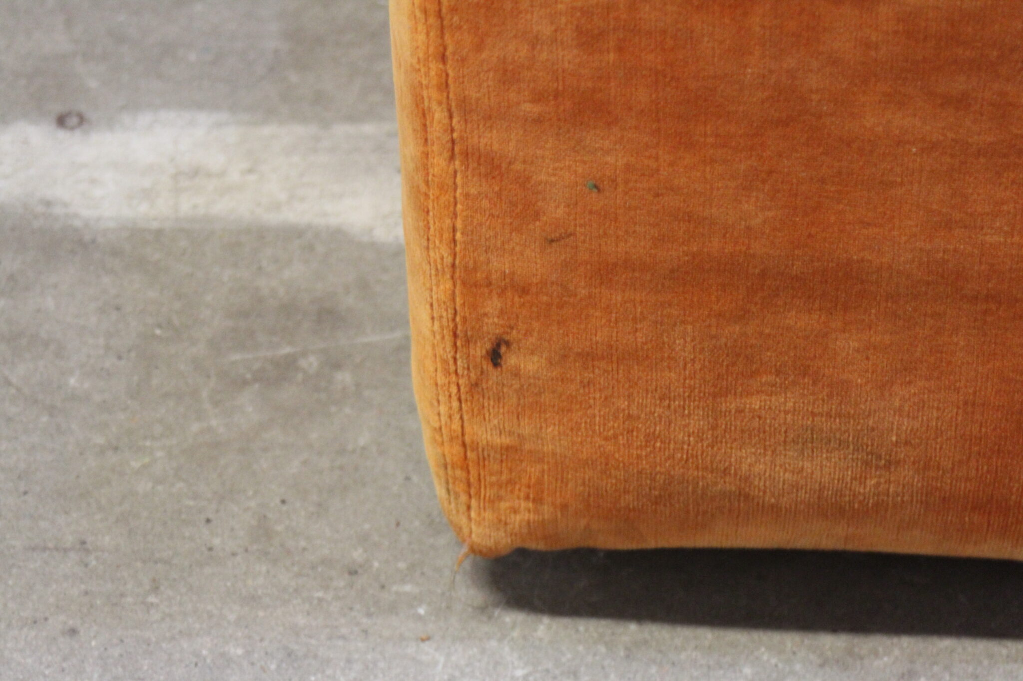 fauteuils-modulables-vintage-tissu-velours-orange-annees-70-mobilier-brocante-occasion-emmaus-scherwiller-etikette (7)