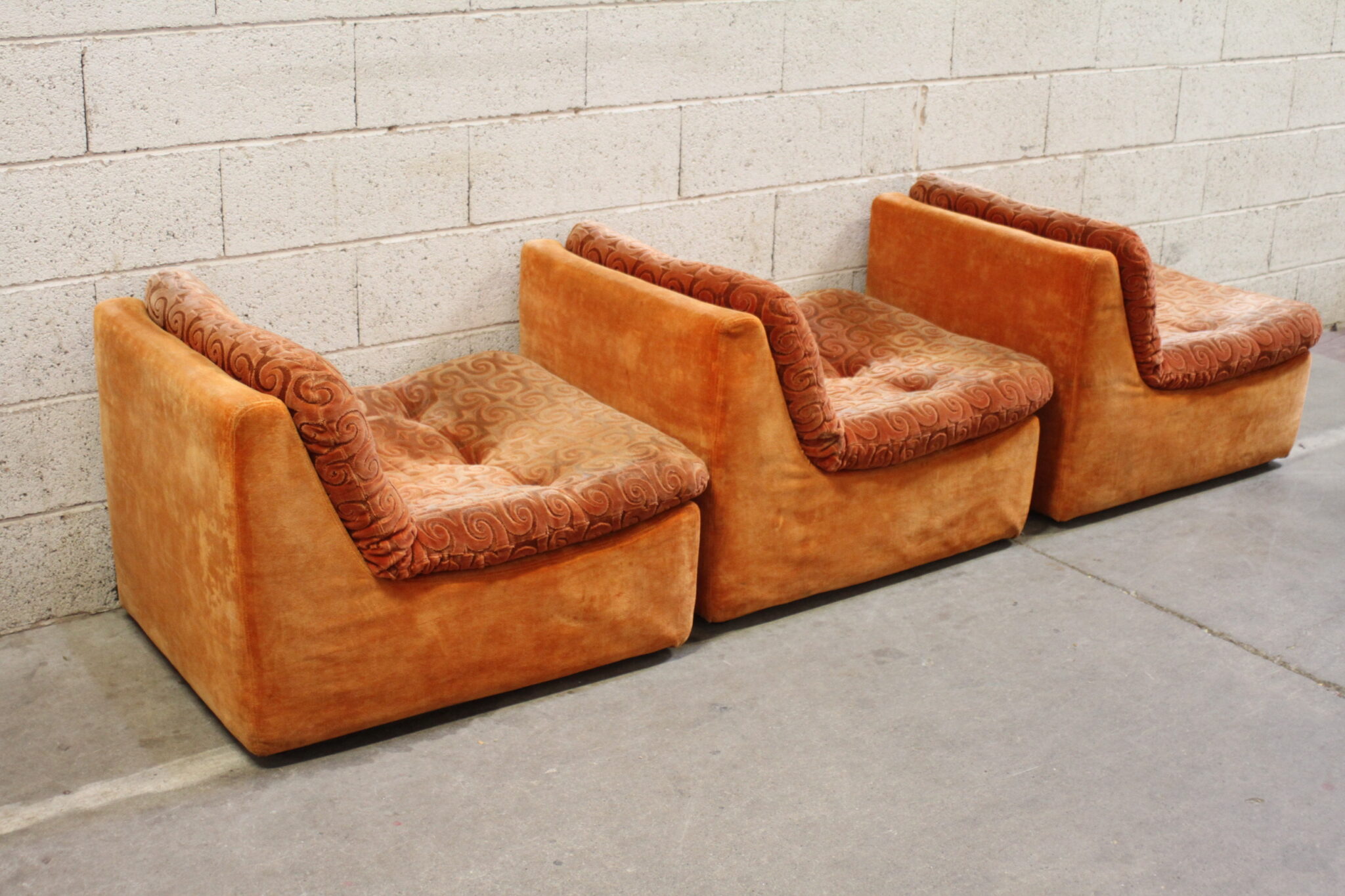 fauteuils-modulables-vintage-tissu-velours-orange-annees-70-mobilier-brocante-occasion-emmaus-scherwiller-etikette (9)