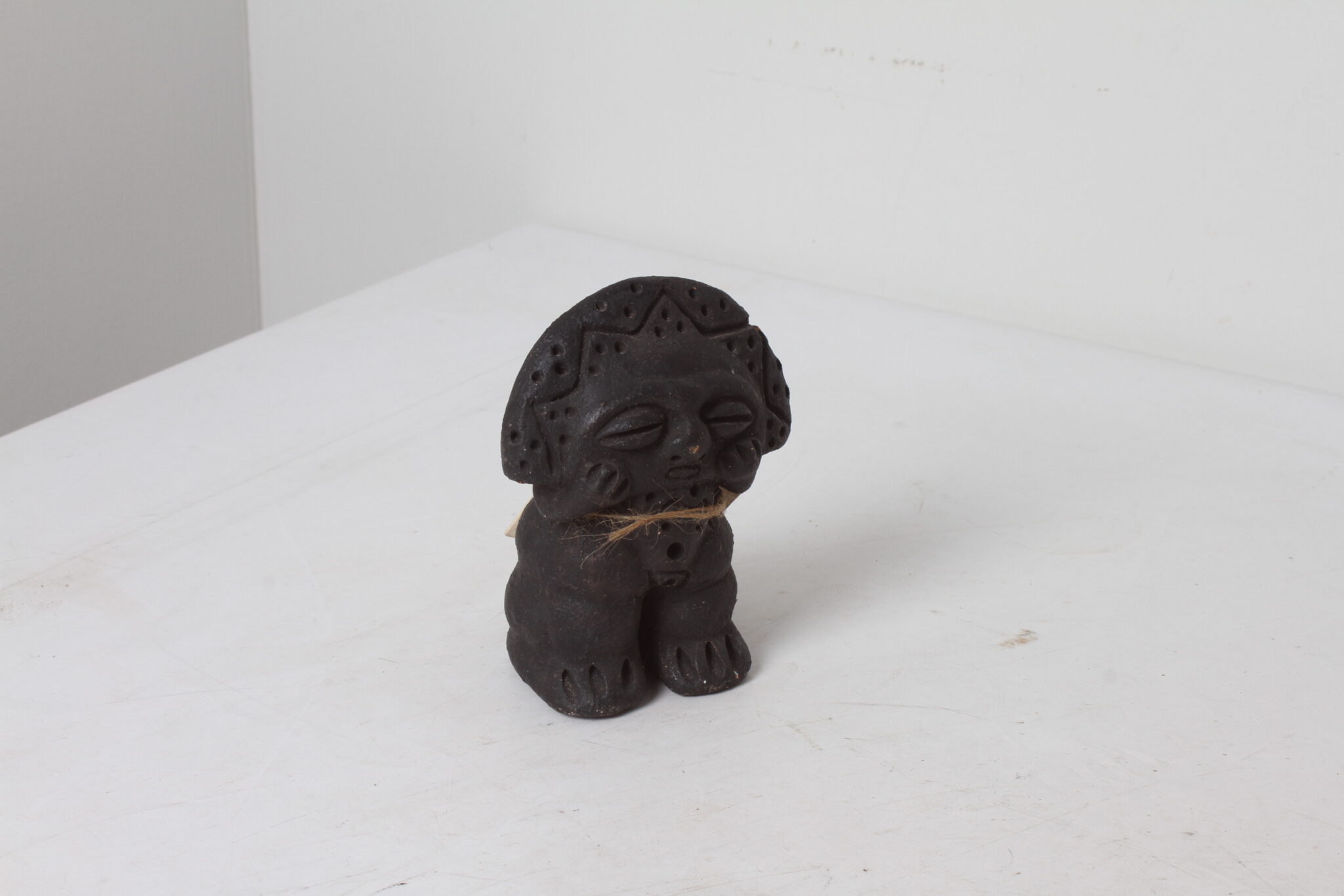 Figurine de déesse Lune en argile bronze noir art ethnique des Caraïbes (3)