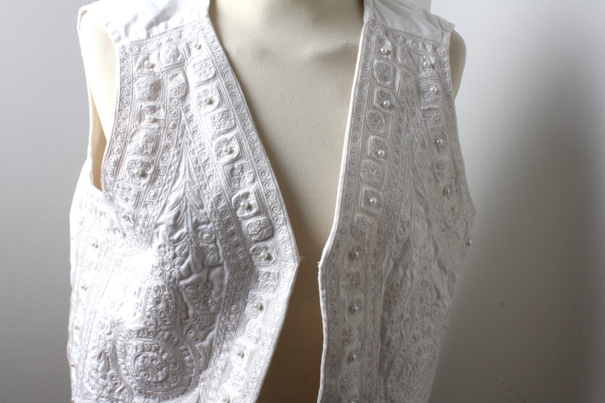 gilet-sans-manche-femme-taille-38-broderie-perles-mode-friperie-occasion-emmaus-scherwiller-etikette (1)