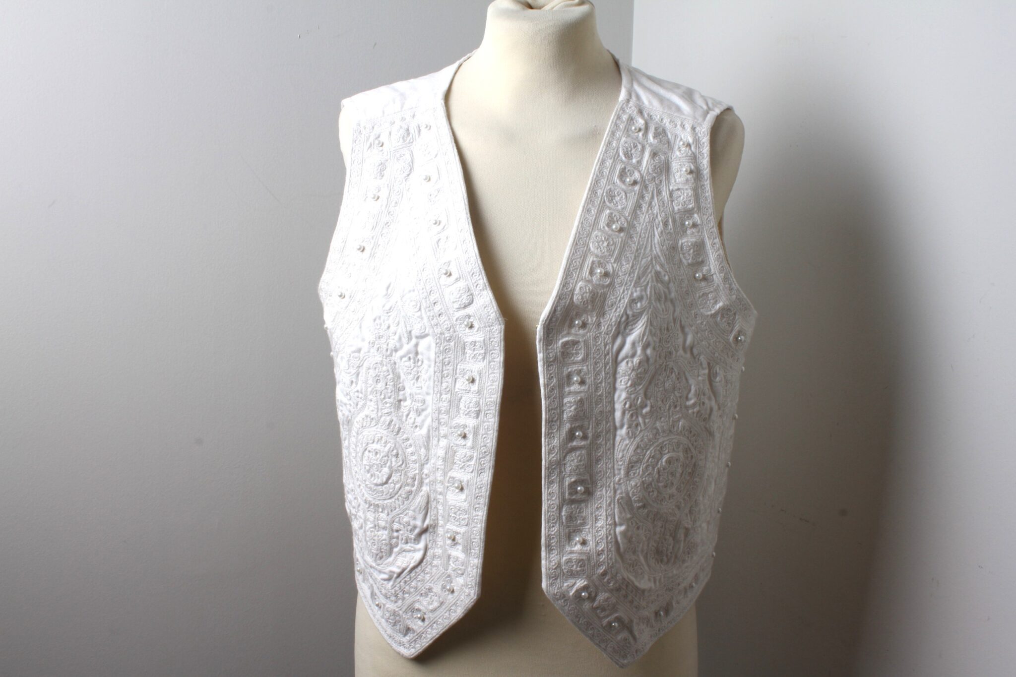 gilet-sans-manche-femme-taille-38-broderie-perles-mode-friperie-occasion-emmaus-scherwiller-etikette (2)