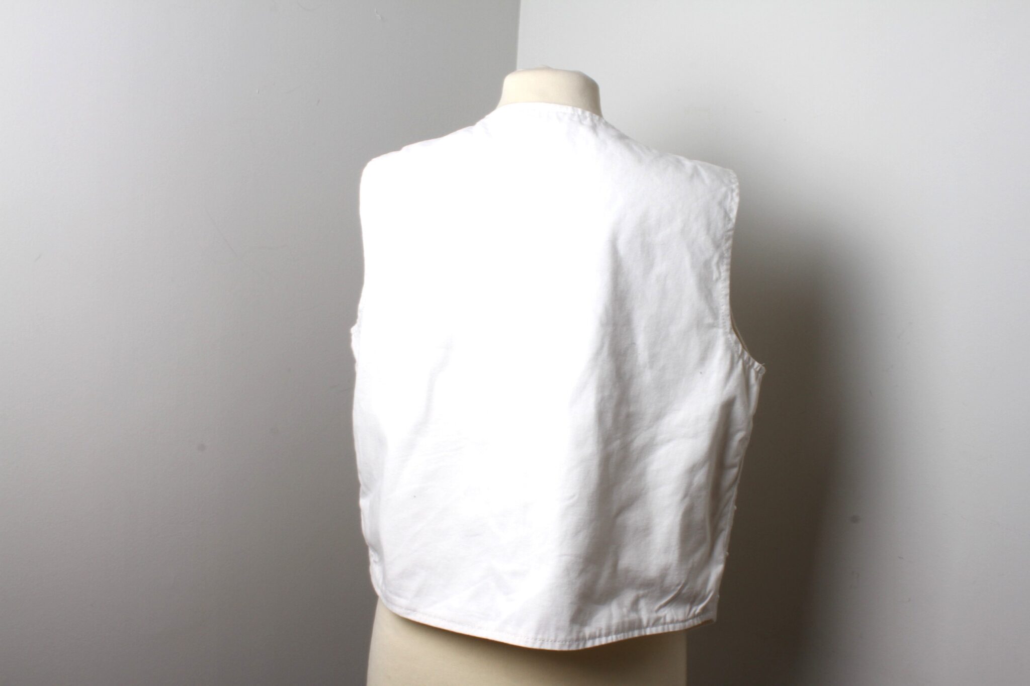 gilet-sans-manche-femme-taille-38-broderie-perles-mode-friperie-occasion-emmaus-scherwiller-etikette (3)