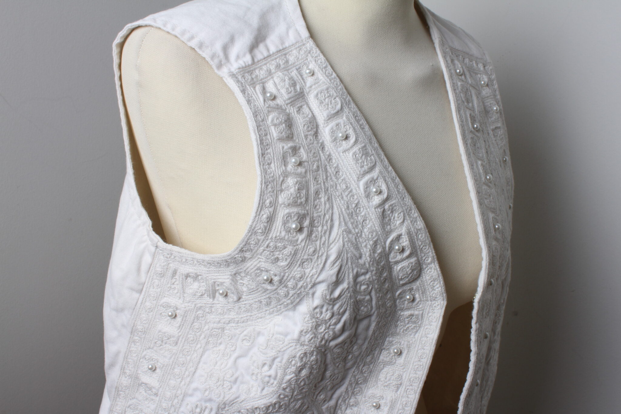 gilet-sans-manche-femme-taille-38-broderie-perles-mode-friperie-occasion-emmaus-scherwiller-etikette (4)