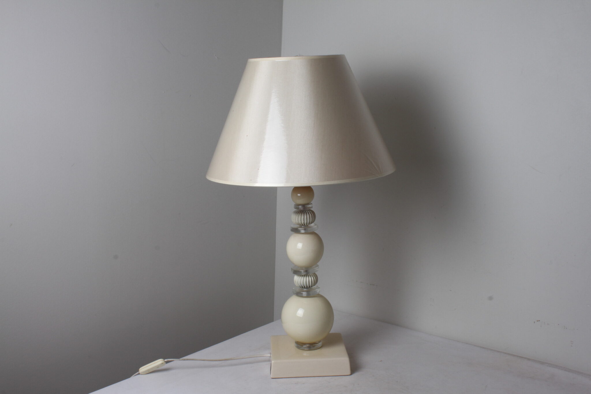 Grande lampe blanche avec abat-jour et support en céramique Drimmer (2)