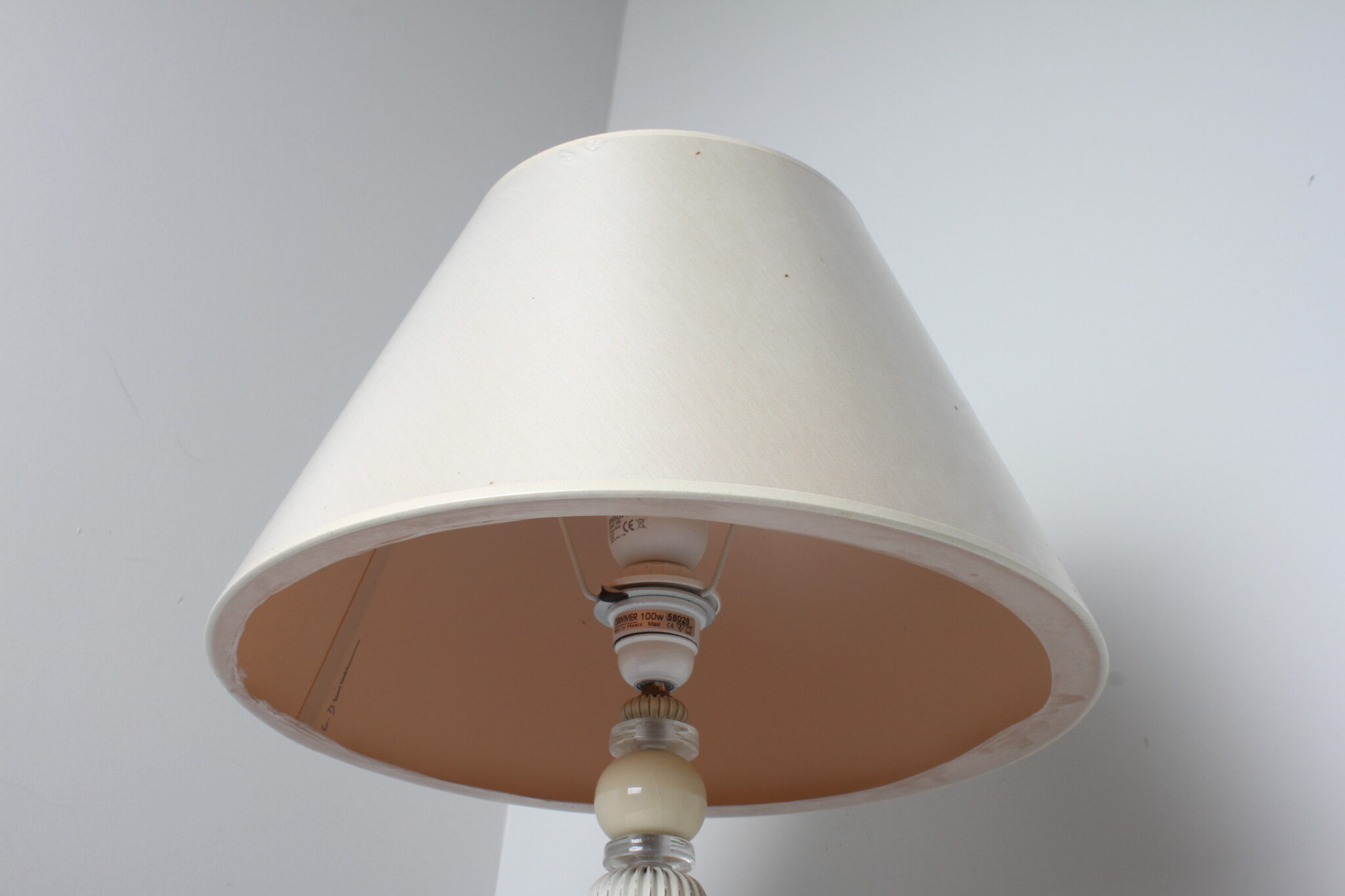 Grande lampe blanche avec abat-jour et support en céramique Drimmer (6)