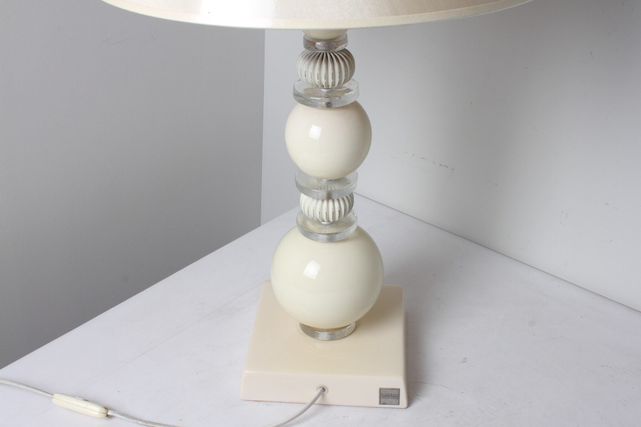 Grande lampe blanche avec abat-jour et support en céramique Drimmer (7)