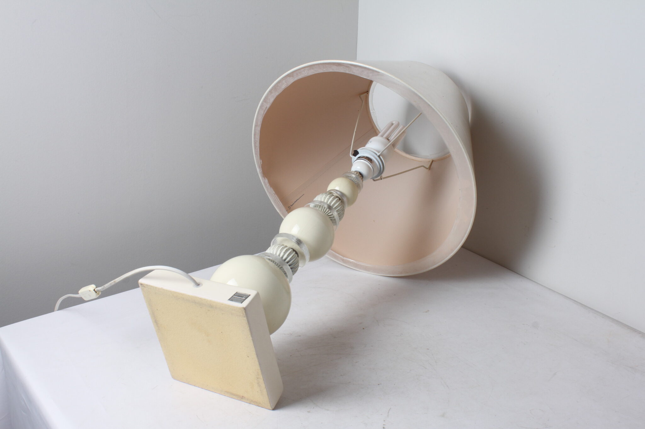 Grande lampe blanche avec abat-jour et support en céramique Drimmer (8)