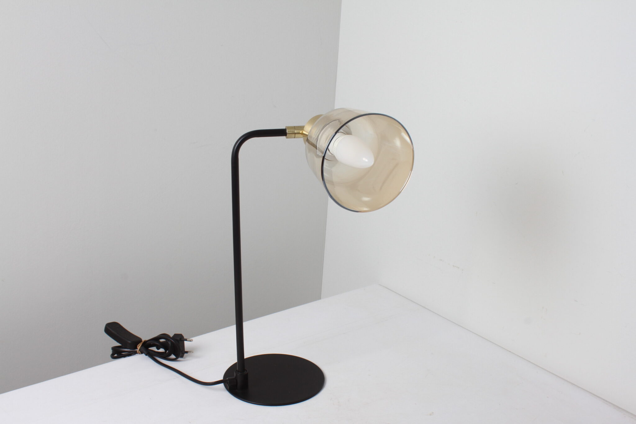 Lampe de table en métal noir et verre fumé (5)
