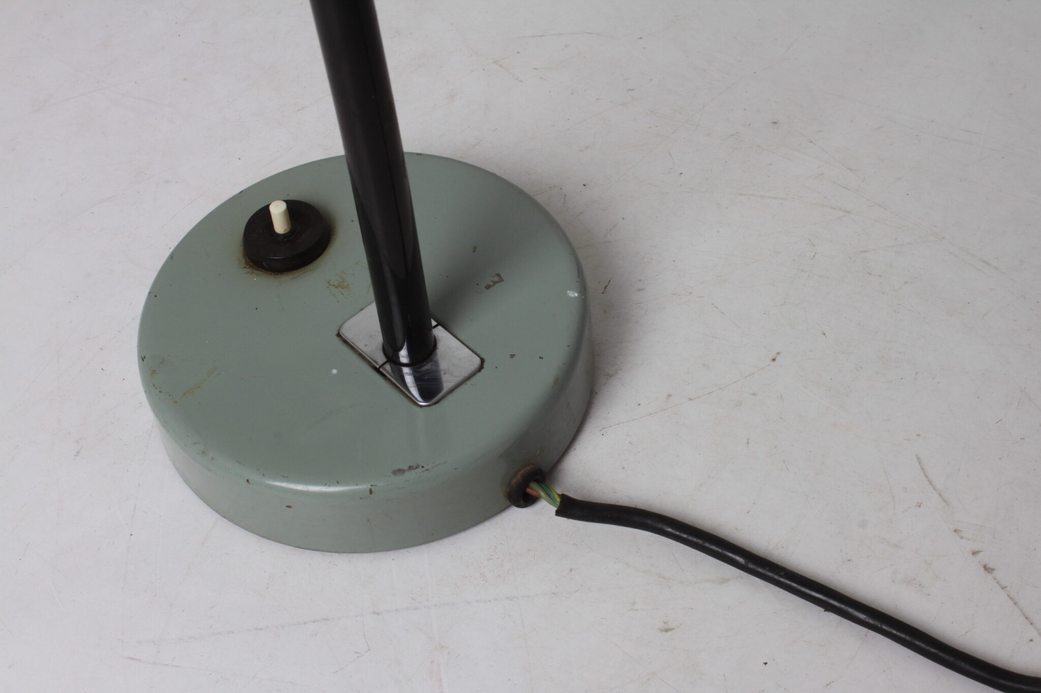 Lampe industrielle vintage en fer vert et noir (1)