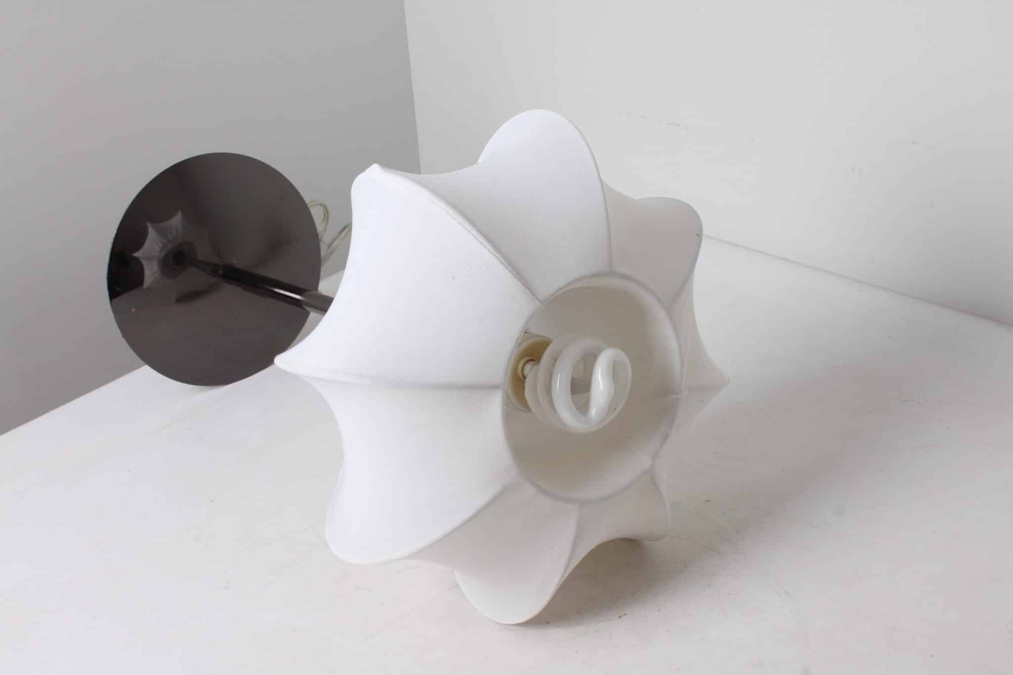 Lampe moderne en métal gris et abat-jour textile blanc (1)