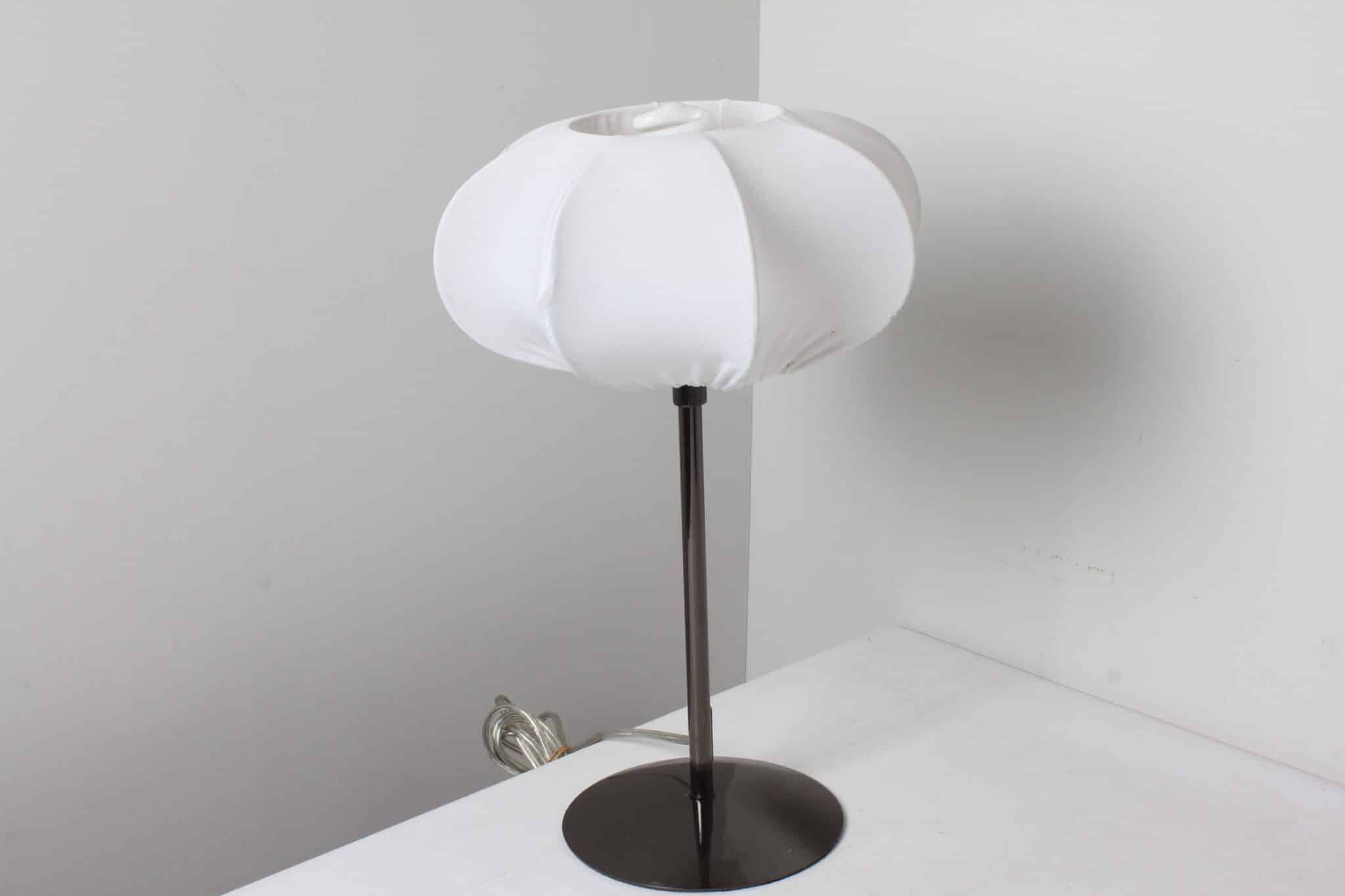 Lampe moderne en métal gris et abat-jour textile blanc (2)