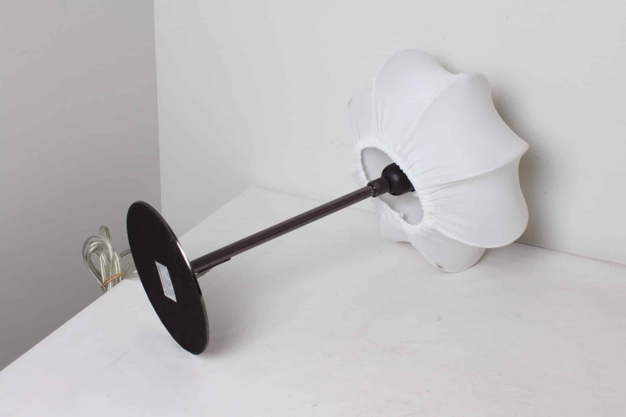 Lampe moderne en métal gris et abat-jour textile blanc (3)