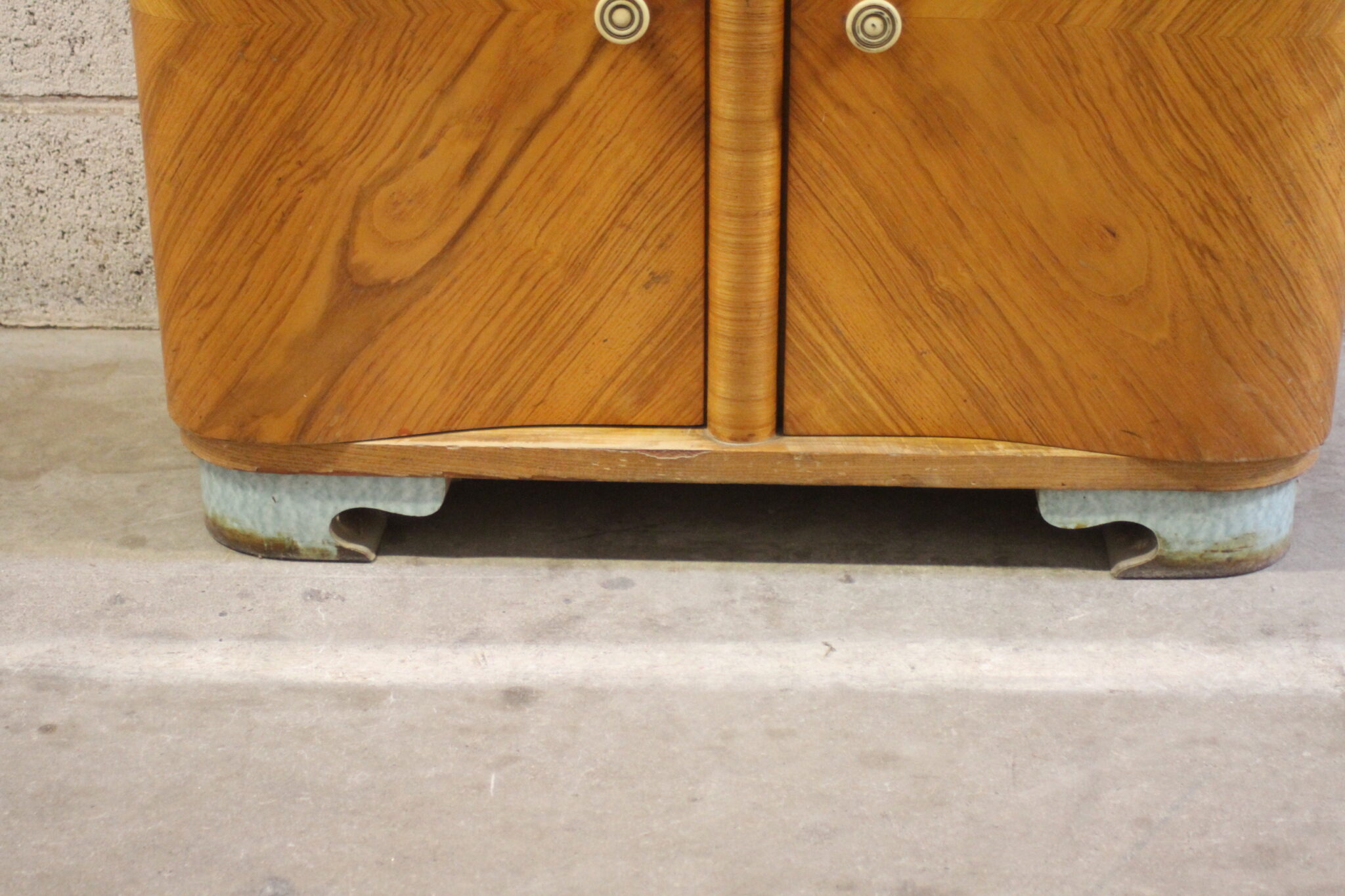 meuble-rangement-vintage-et-design-en-bois-2-portes-2-tiroirs-mobilier-brocante-occasion-emmaus-scherwiller-etikette (1)