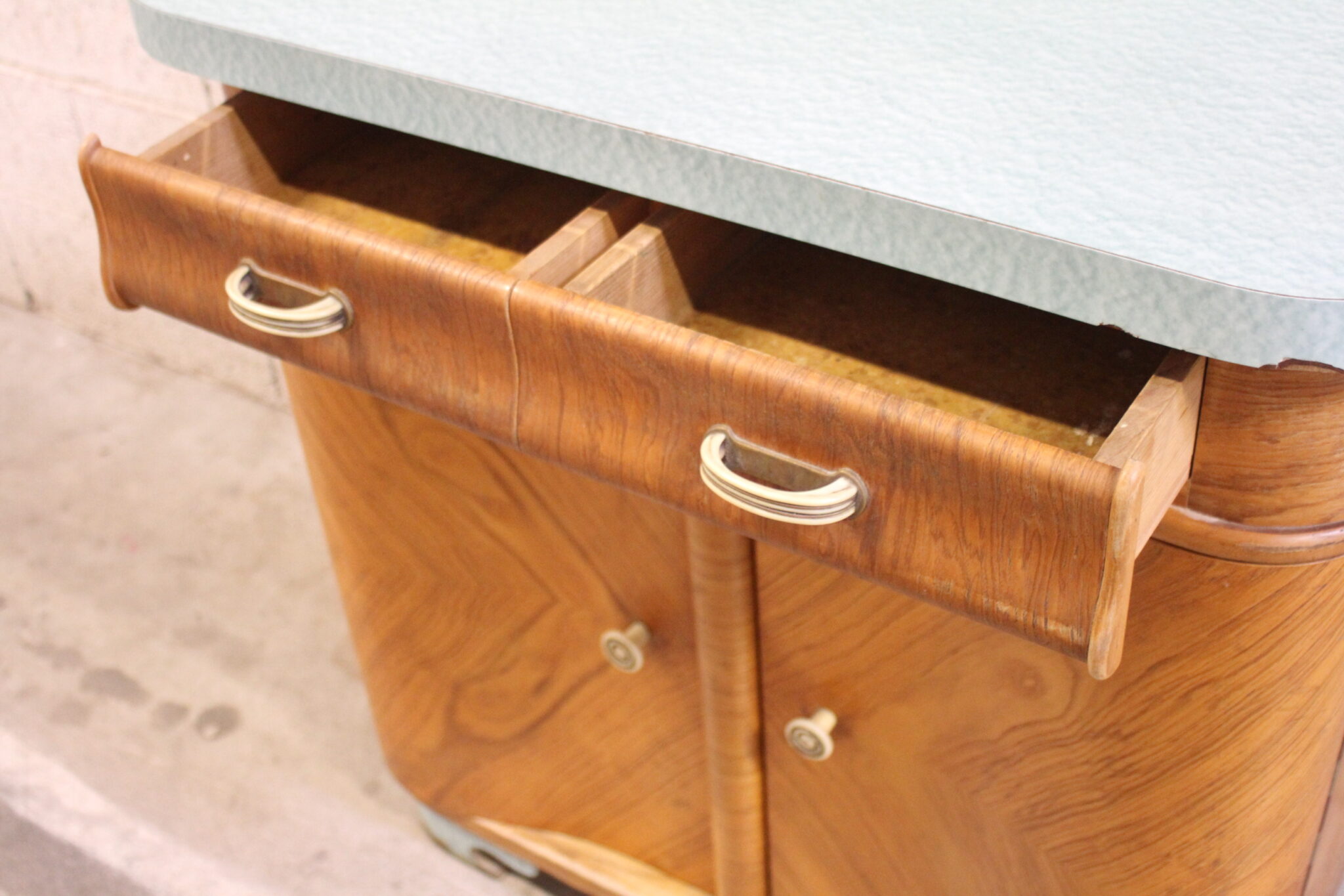 meuble-rangement-vintage-et-design-en-bois-2-portes-2-tiroirs-mobilier-brocante-occasion-emmaus-scherwiller-etikette (7)