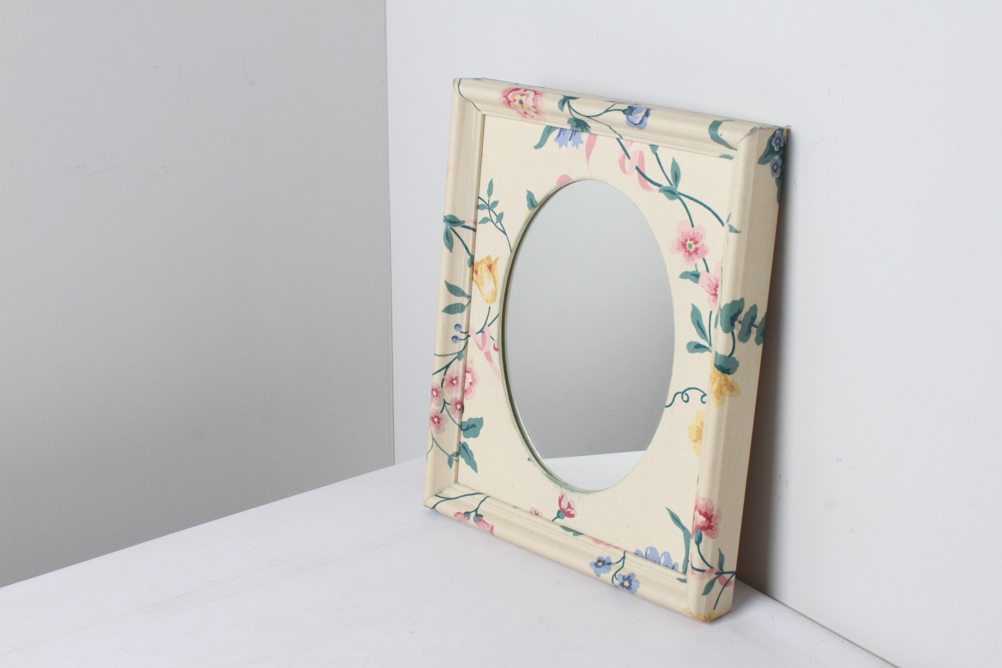 Miroir mural en bois entouré de fleurs M.Kleinhans (3)