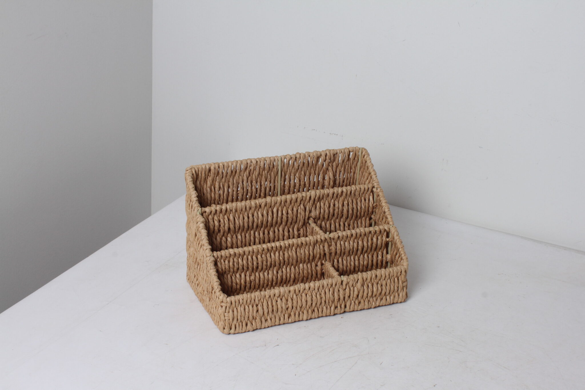 Organiseur de bureau en rotin beige (2)