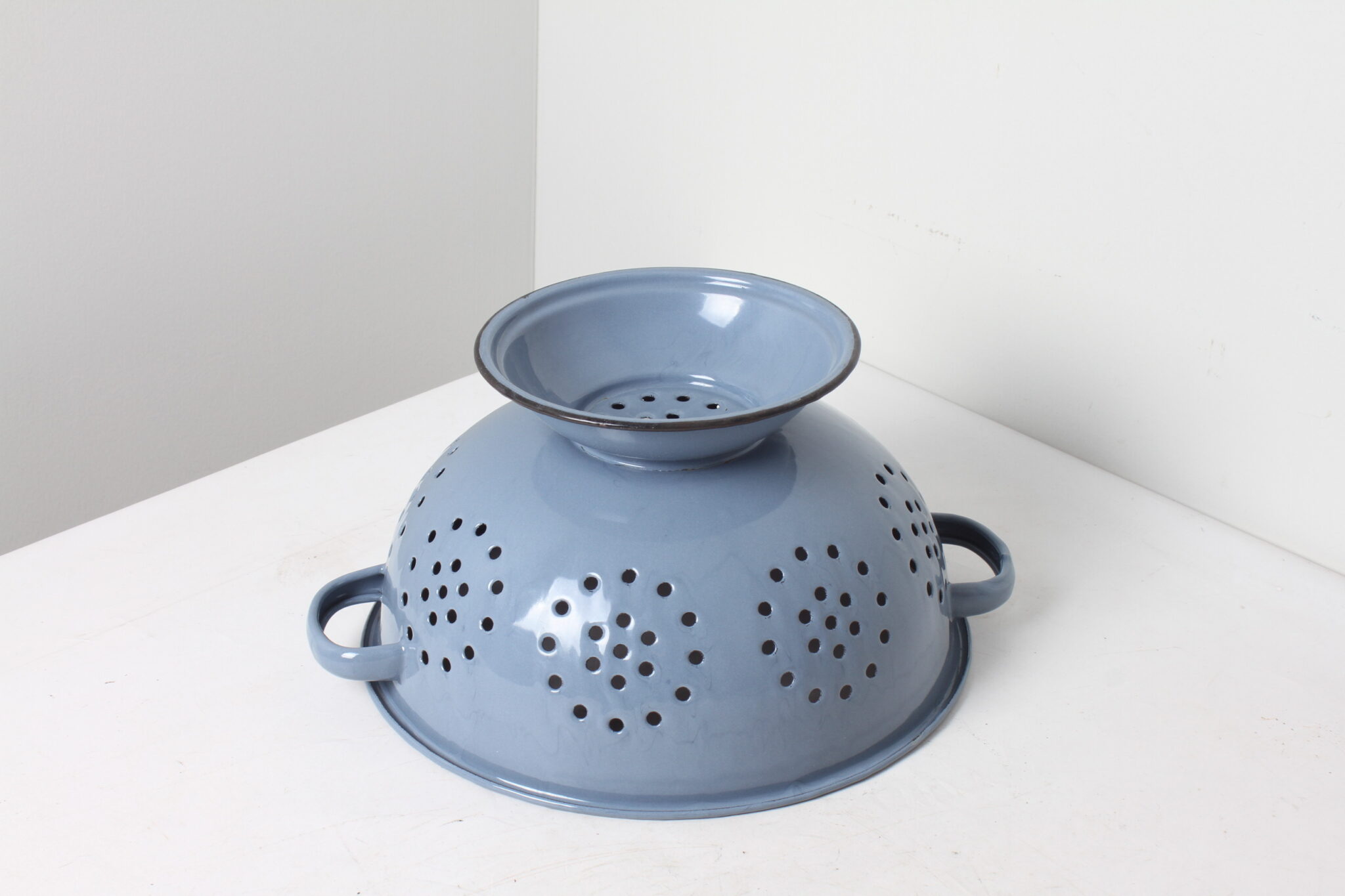 Passoire vintage en métal émaillé bleu (1)