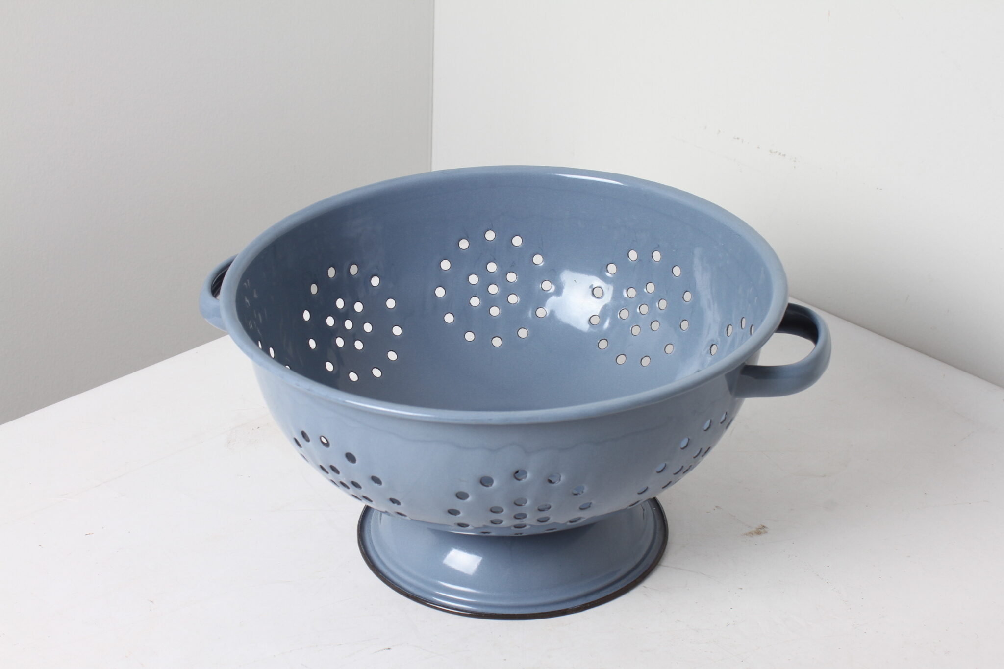 Passoire vintage en métal émaillé bleu (2)