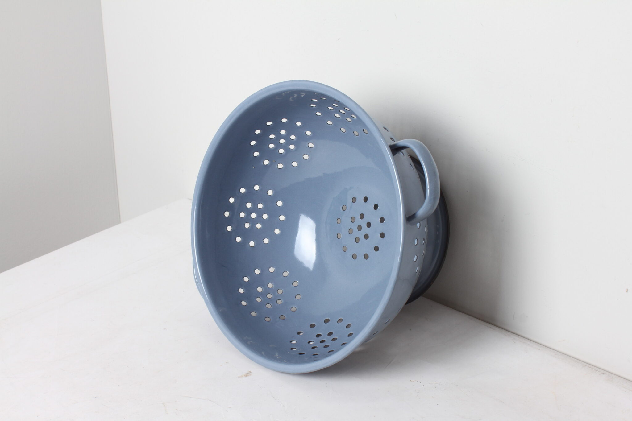 Passoire vintage en métal émaillé bleu (3)