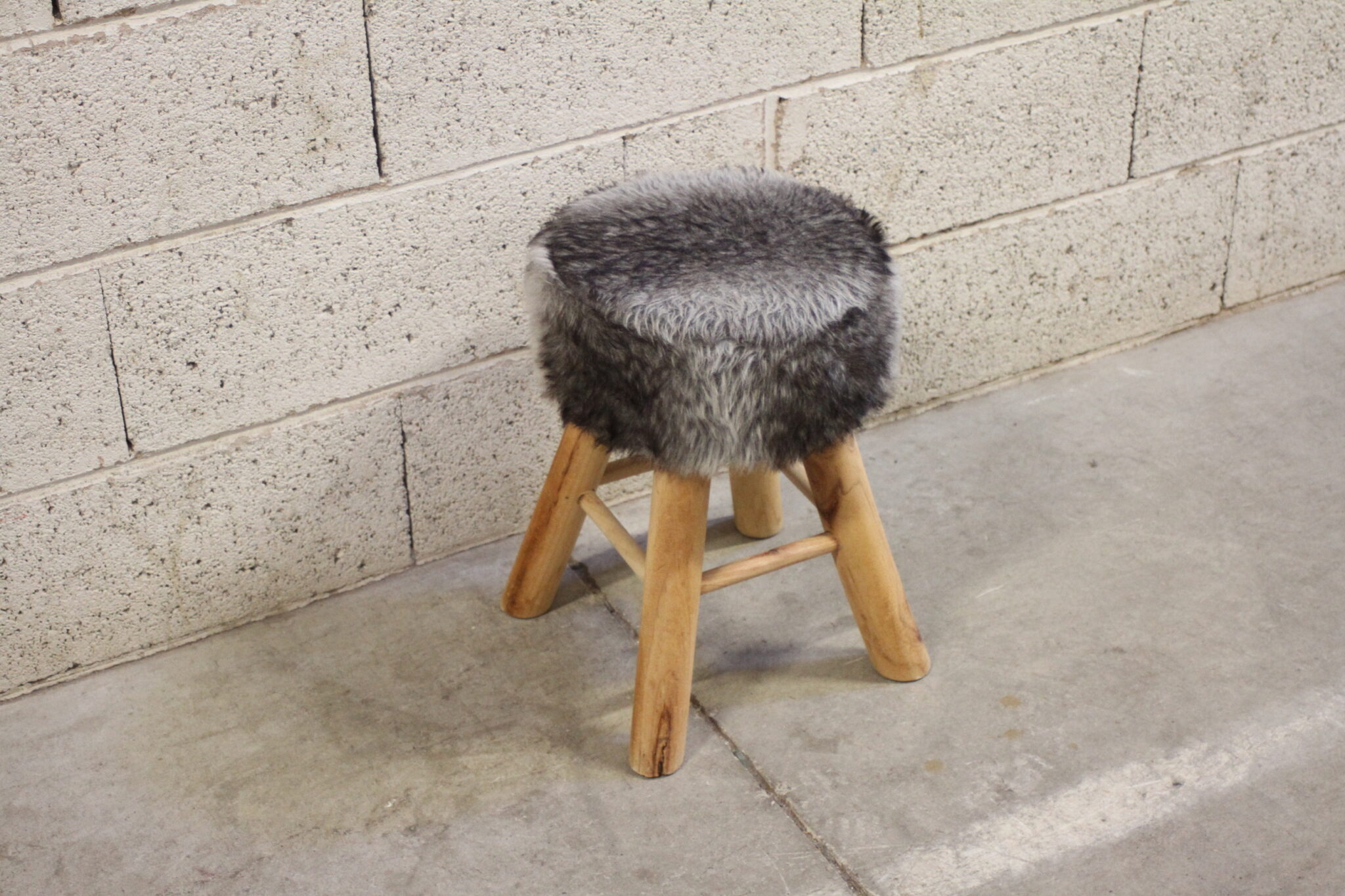 petit-tabouret-bois-et-fausse-fourrure-grise-mobilier-occasion-emmaus-scherwiller-etikette (2)
