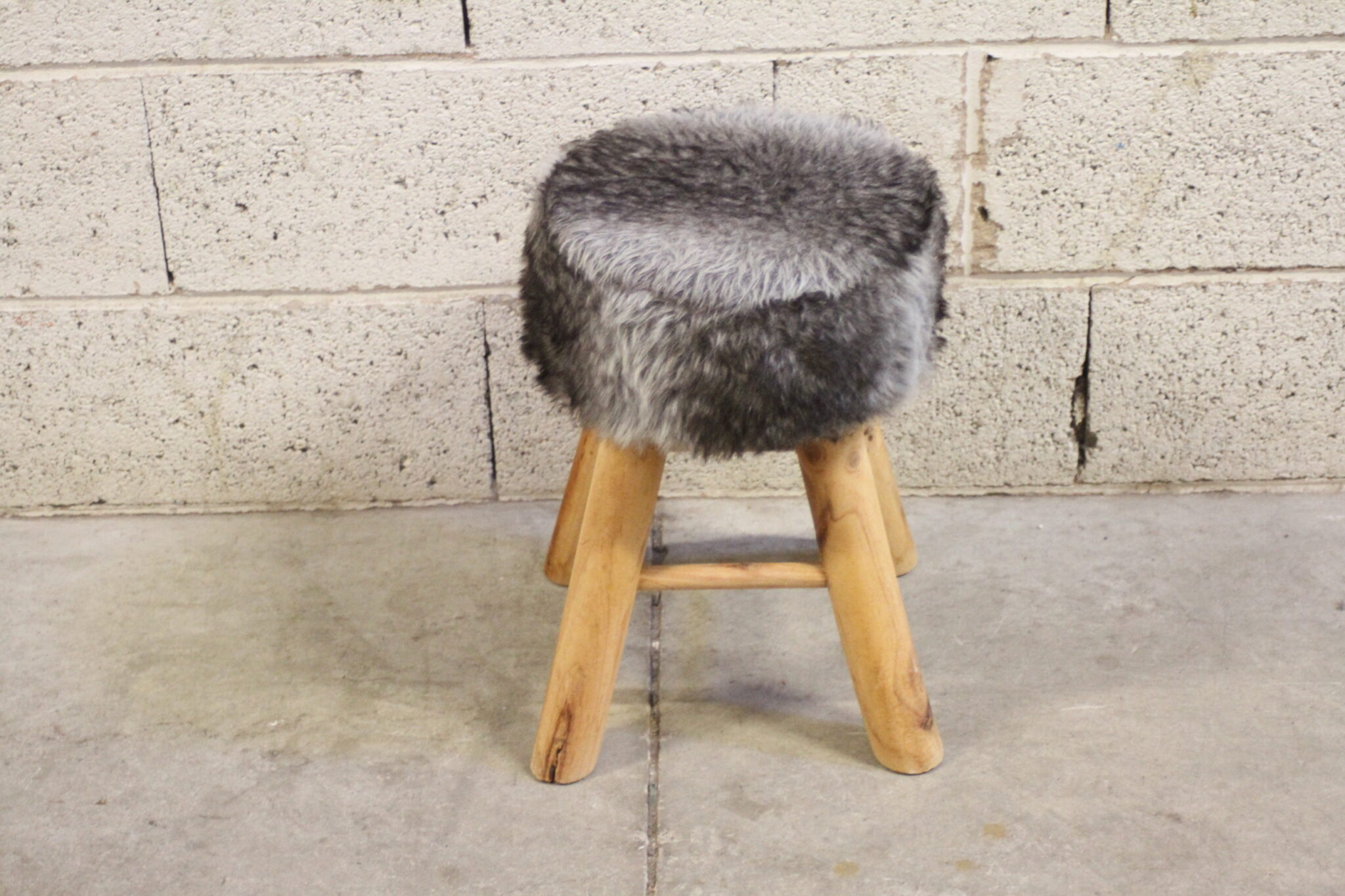 petit-tabouret-bois-et-fausse-fourrure-grise-mobilier-occasion-emmaus-scherwiller-etikette (3)
