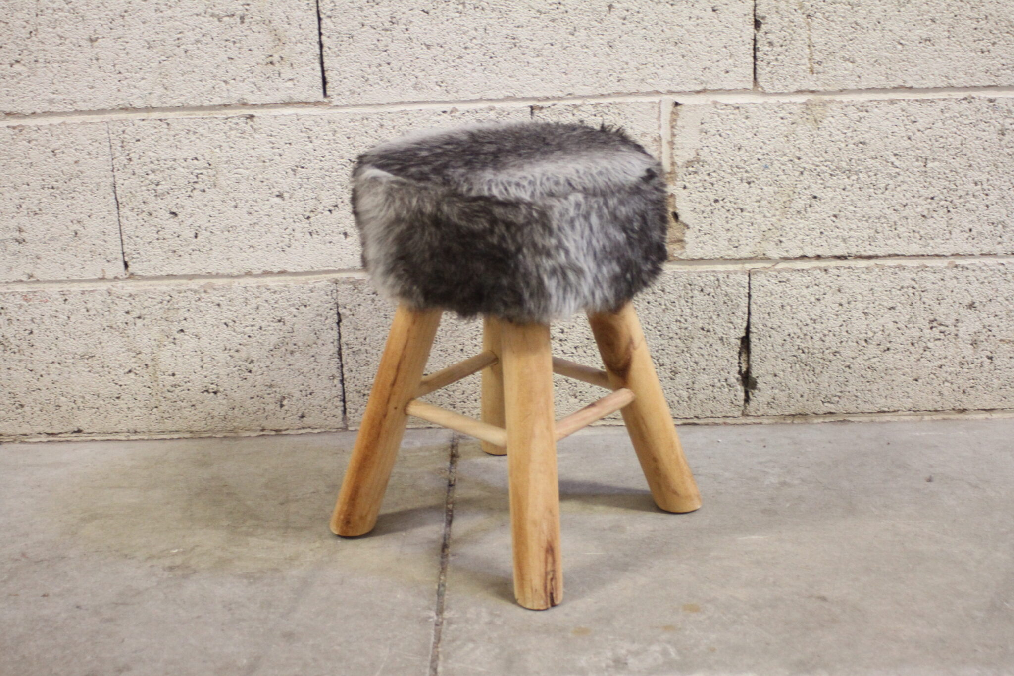 petit-tabouret-bois-et-fausse-fourrure-grise-mobilier-occasion-emmaus-scherwiller-etikette (4)