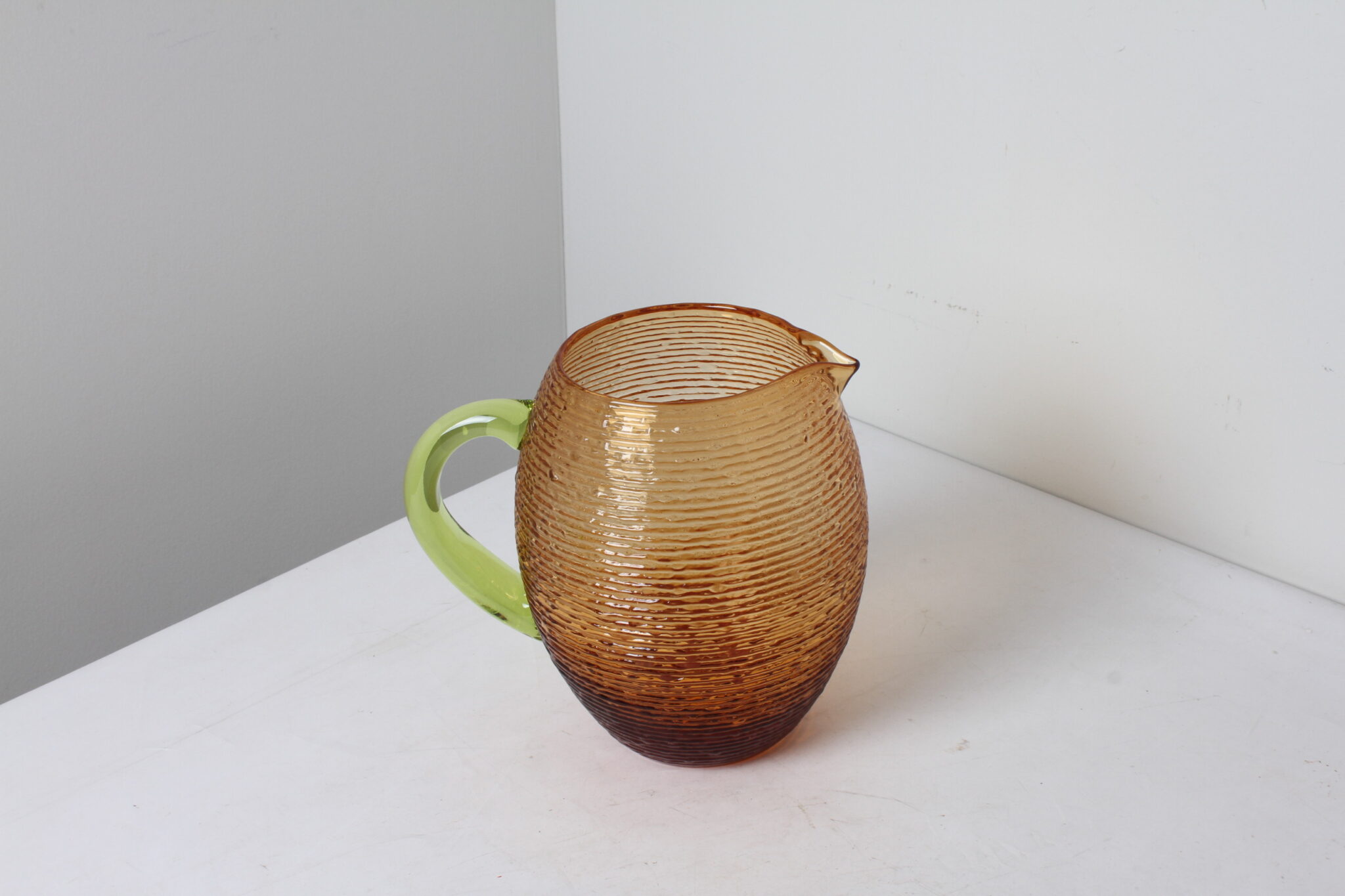 Pichet en verre ambré avec anse vert (2)