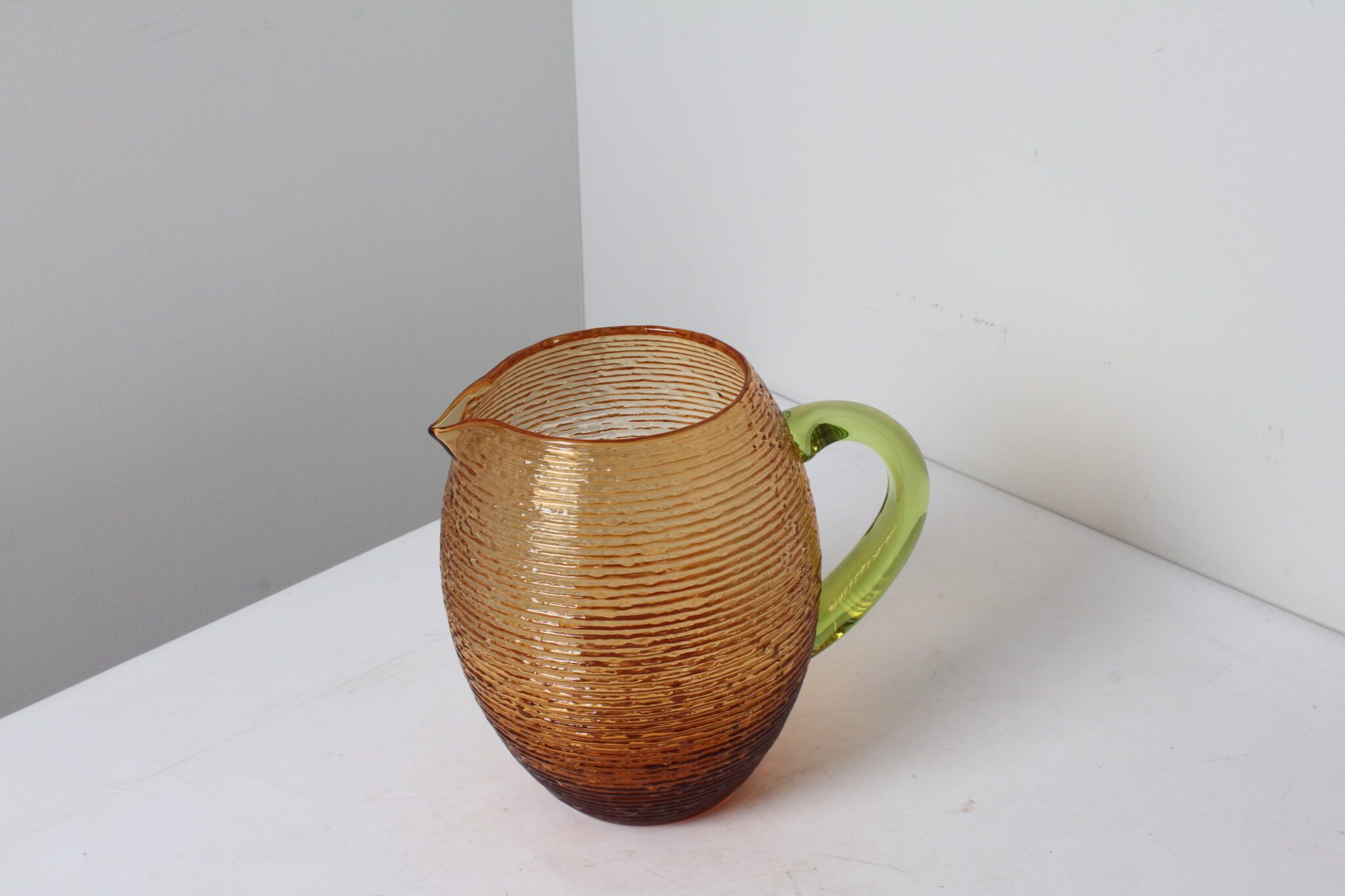Pichet en verre ambré avec anse vert (3)