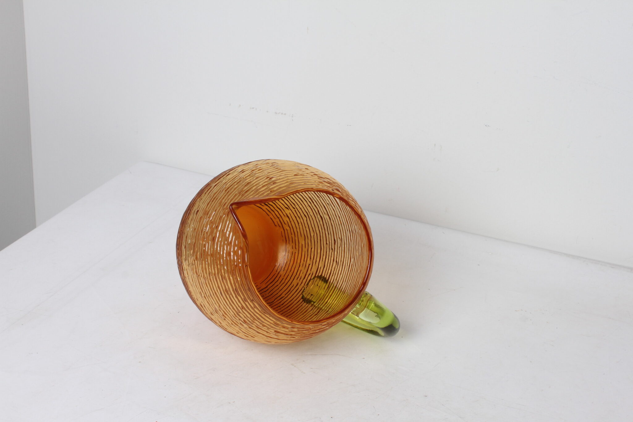 Pichet en verre ambré avec anse vert (4)
