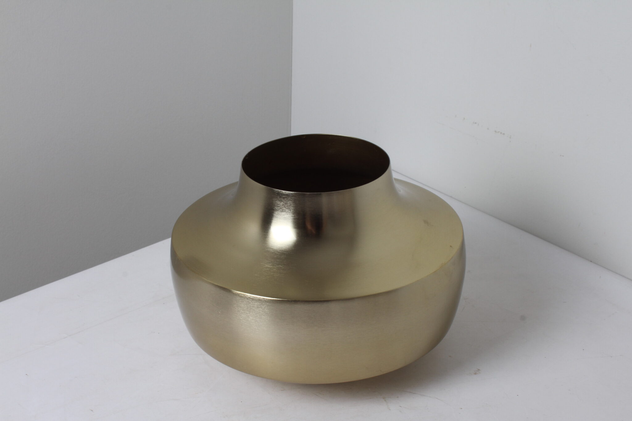 Pot de fleur en métal dore (1)